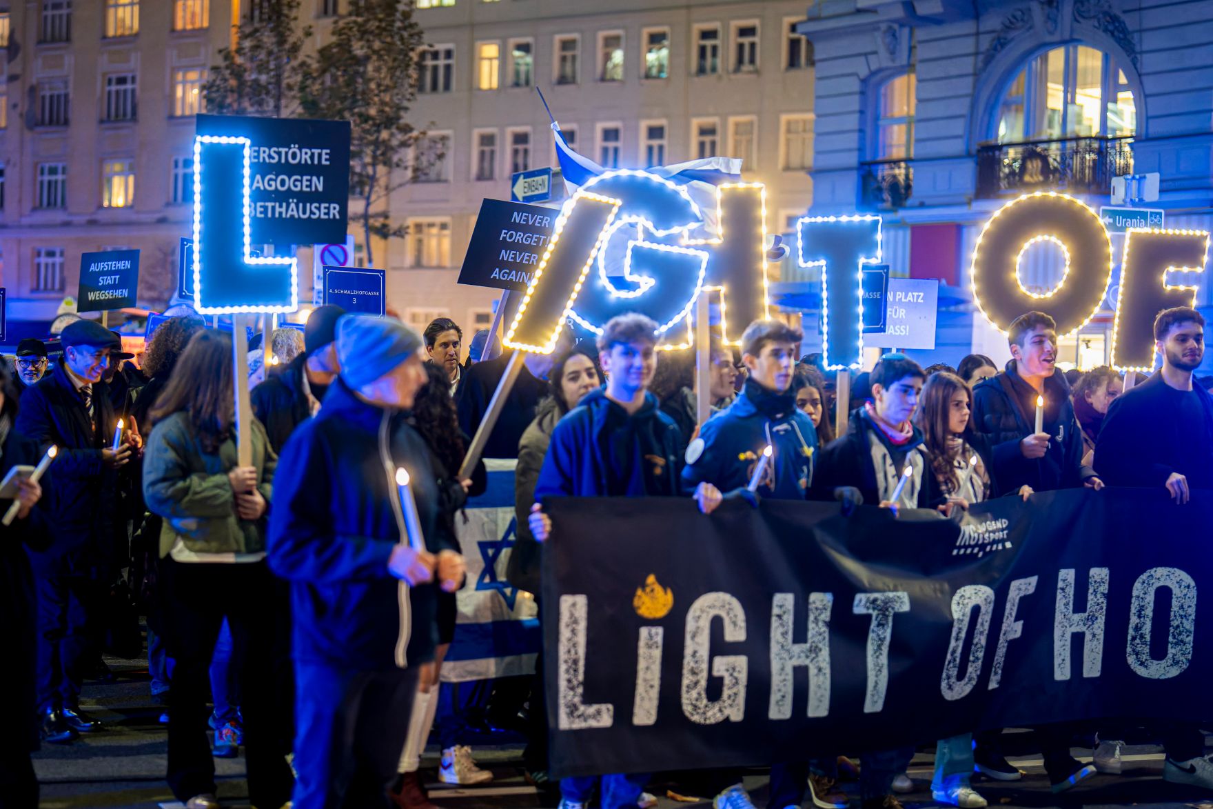 Am 10. November 2025 nahm Staatssekret&auml;r Alexander Pr&ouml;ll am Light of Hope Gedenkmarsch teil.