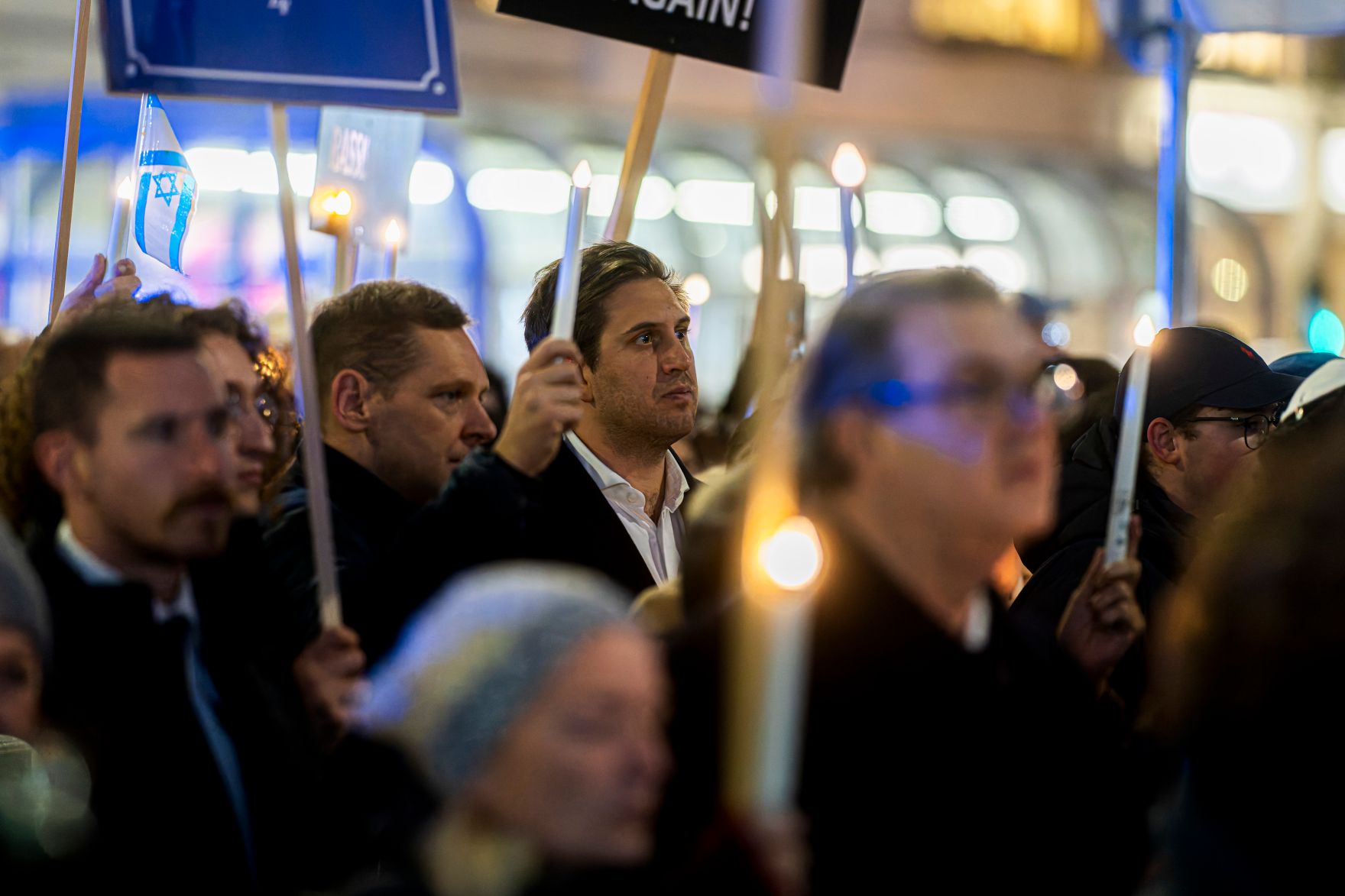 Am 10. November 2025 nahm Staatssekret&auml;r Alexander Pr&ouml;ll (m.) am Light of Hope Gedenkmarsch teil.