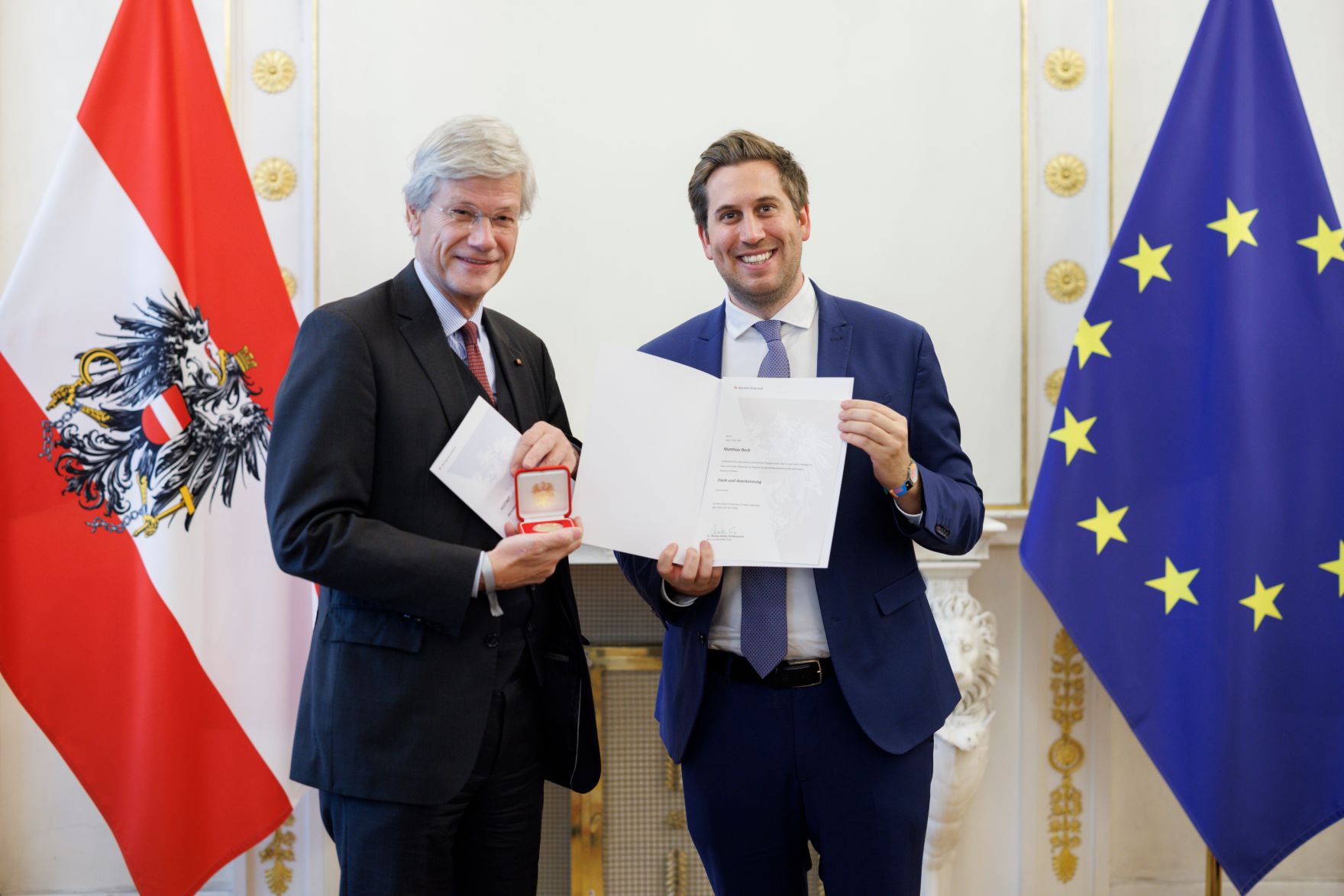 Am 11. November 2025 &uuml;berreichte Staatssekret&auml;r Alexander Pr&ouml;ll (r.) Ehrenzeichen an Mitglieder der Bioethikkomission.