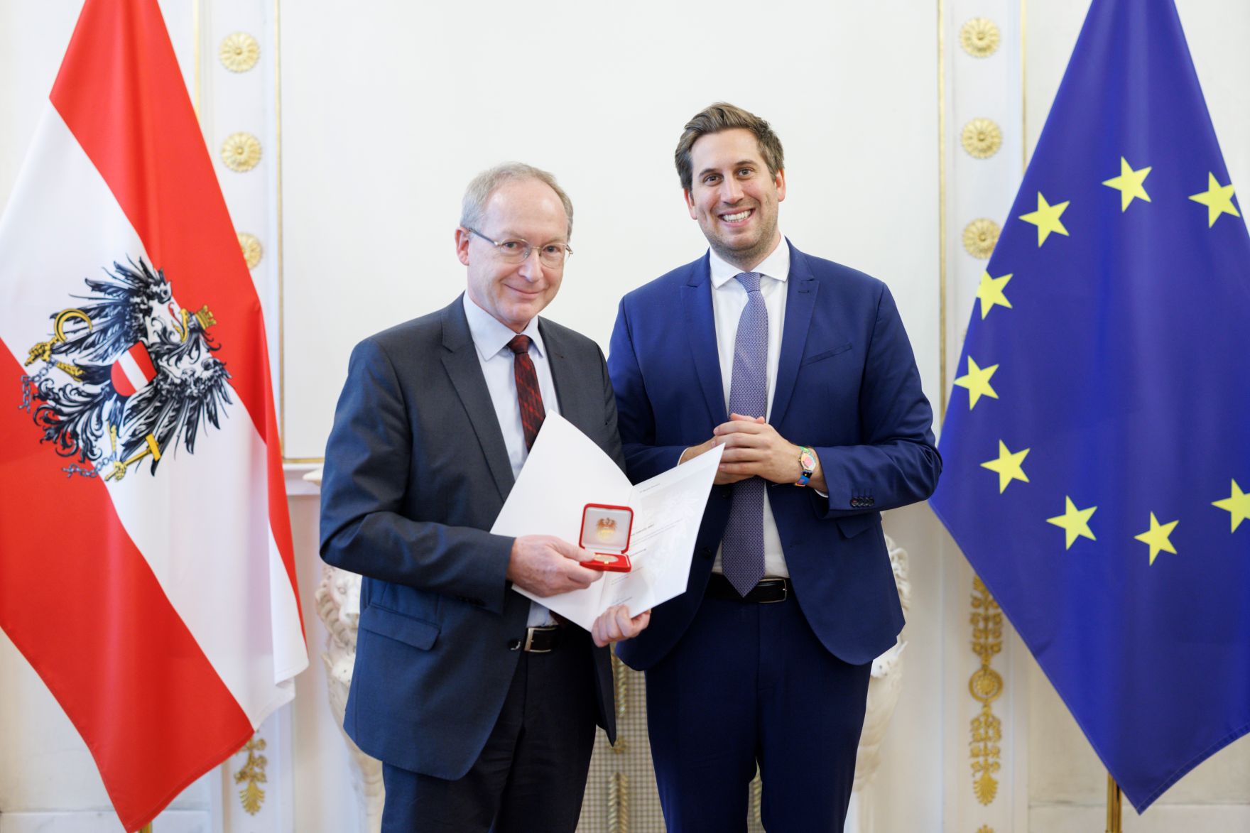 Am 11. November 2025 &uuml;berreichte Staatssekret&auml;r Alexander Pr&ouml;ll (r.) Ehrenzeichen an Mitglieder der Bioethikkomission.