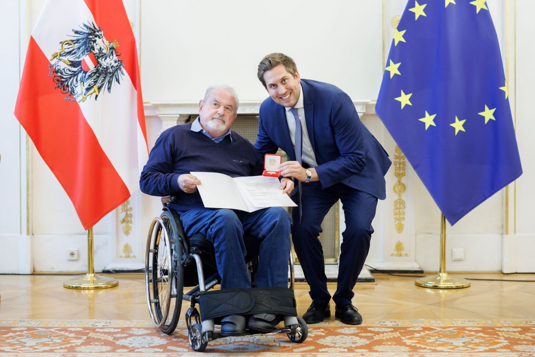 Am 11. November 2025 &uuml;berreichte Staatssekret&auml;r Alexander Pr&ouml;ll (r.) Ehrenzeichen an Mitglieder der Bioethikkomission.