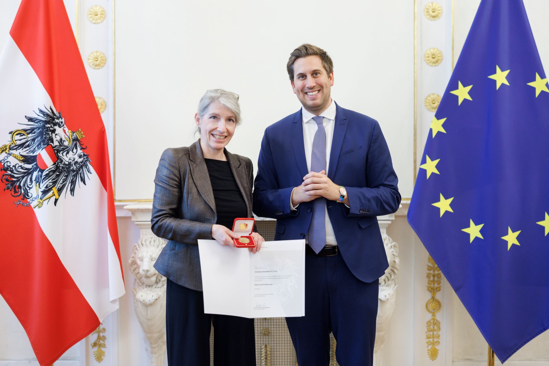 Am 11. November 2025 &uuml;berreichte Staatssekret&auml;r Alexander Pr&ouml;ll (r.) Ehrenzeichen an Mitglieder der Bioethikkomission.