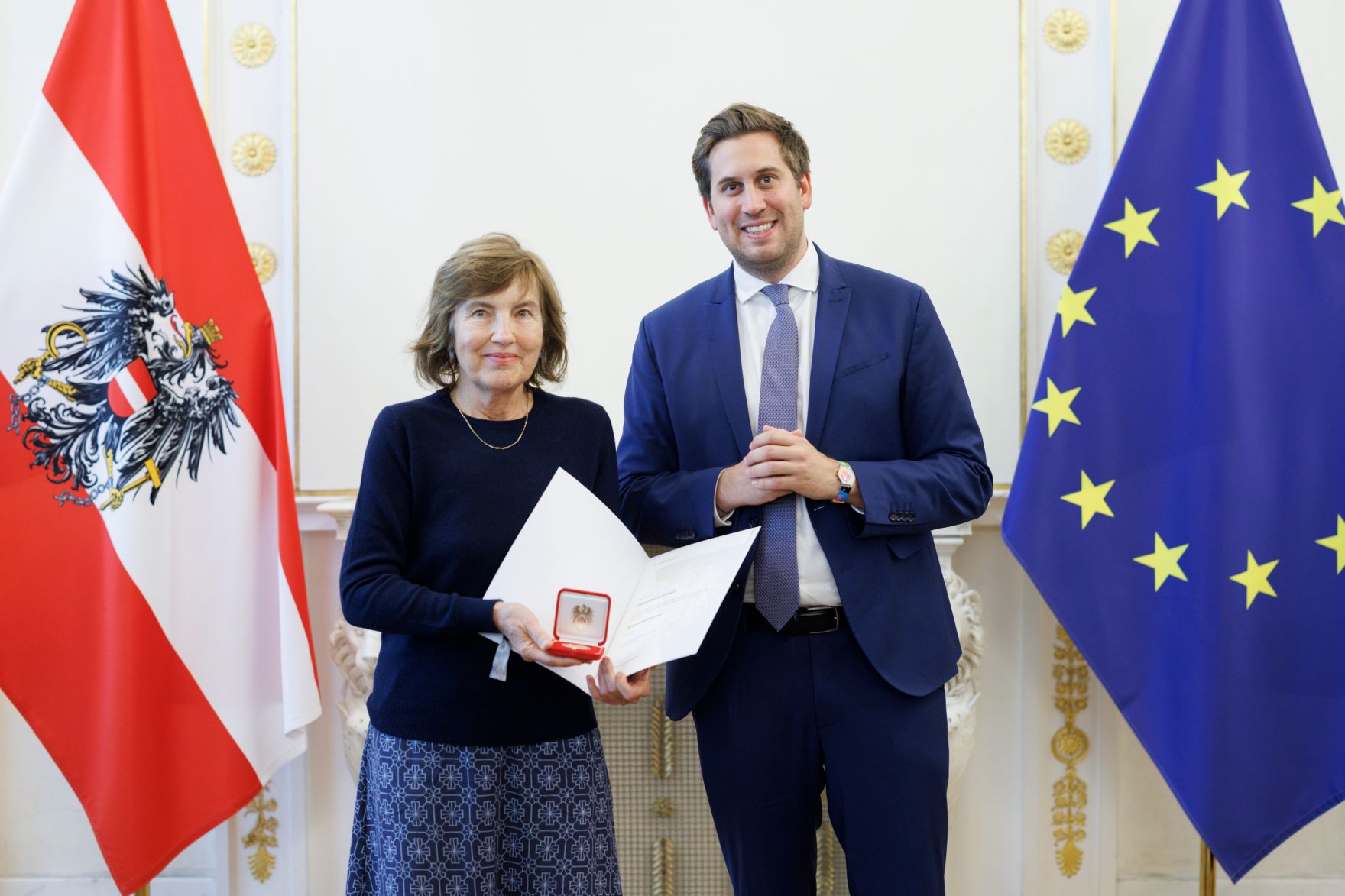 Am 11. November 2025 &uuml;berreichte Staatssekret&auml;r Alexander Pr&ouml;ll (r.) Ehrenzeichen an Mitglieder der Bioethikkomission.