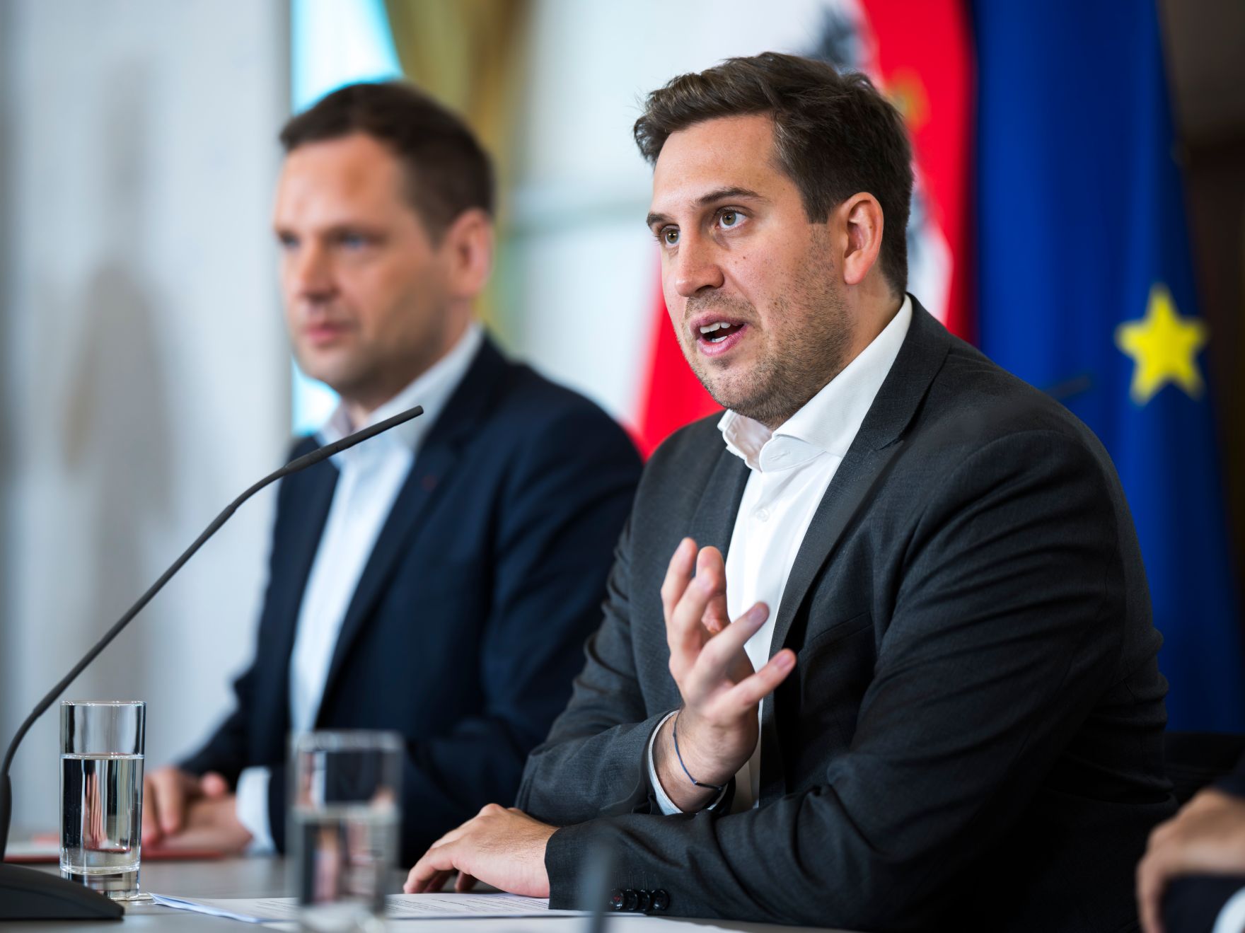 Am 12. November 2025 nahmen Staatssekret&auml;r Alexander Pr&ouml;ll (r.), Klubobmann Philip Kucher (l.) und Klubobmann Yannick Shetty am Pressefoyer nach dem Ministerrat teil.