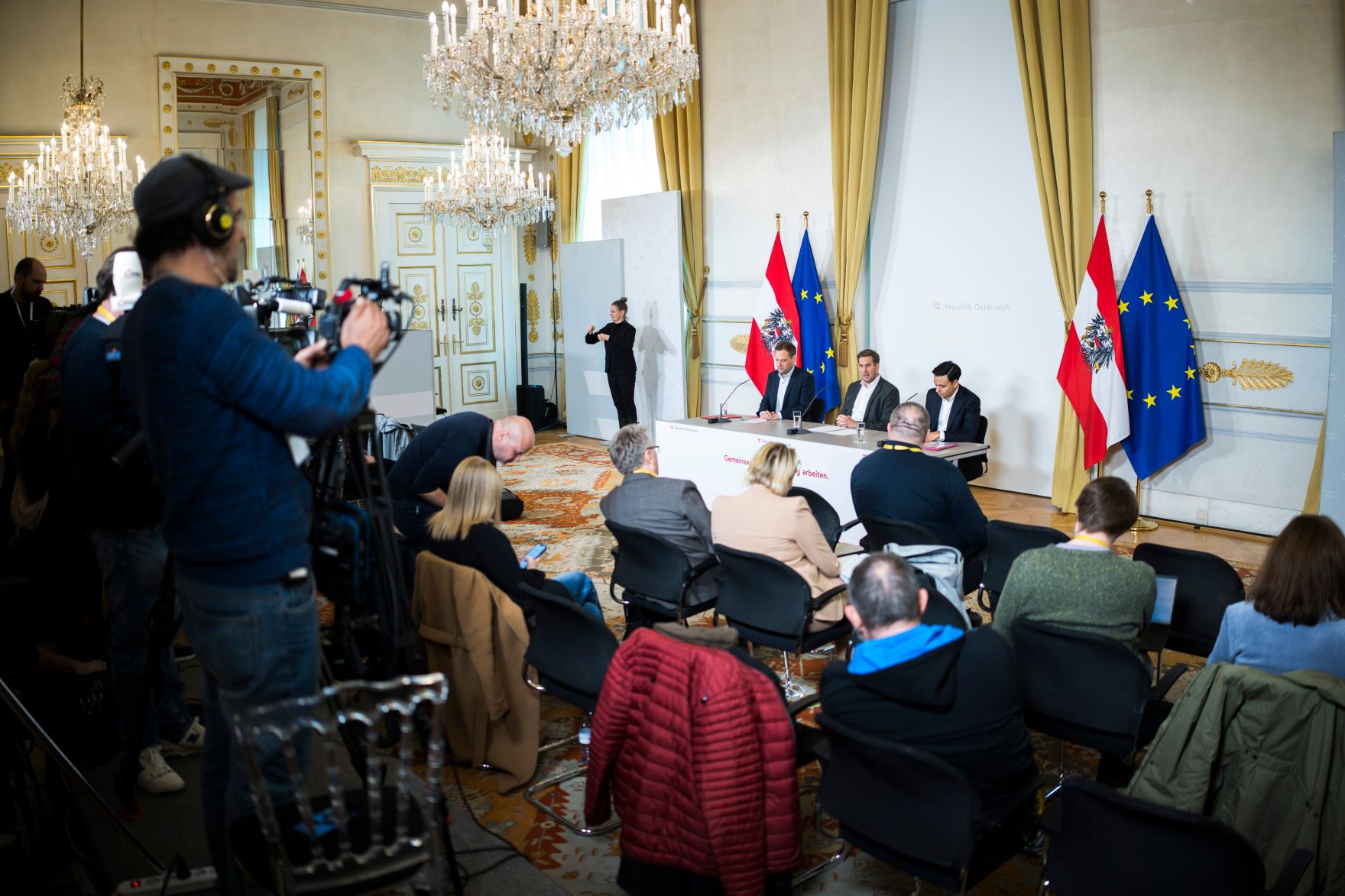 Am 12. November 2025 nahmen Staatssekret&auml;r Alexander Pr&ouml;ll, Klubobmann Philip Kucher und Klubobmann Yannick Shetty am Pressefoyer nach dem Ministerrat teil.