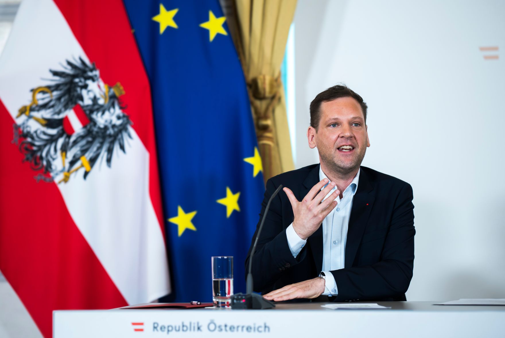 Am 12. November 2025 nahmen Staatssekret&auml;r Alexander Pr&ouml;ll, Klubobmann Philip Kucher (im Bild) und Klubobmann Yannick Shetty am Pressefoyer nach dem Ministerrat teil.