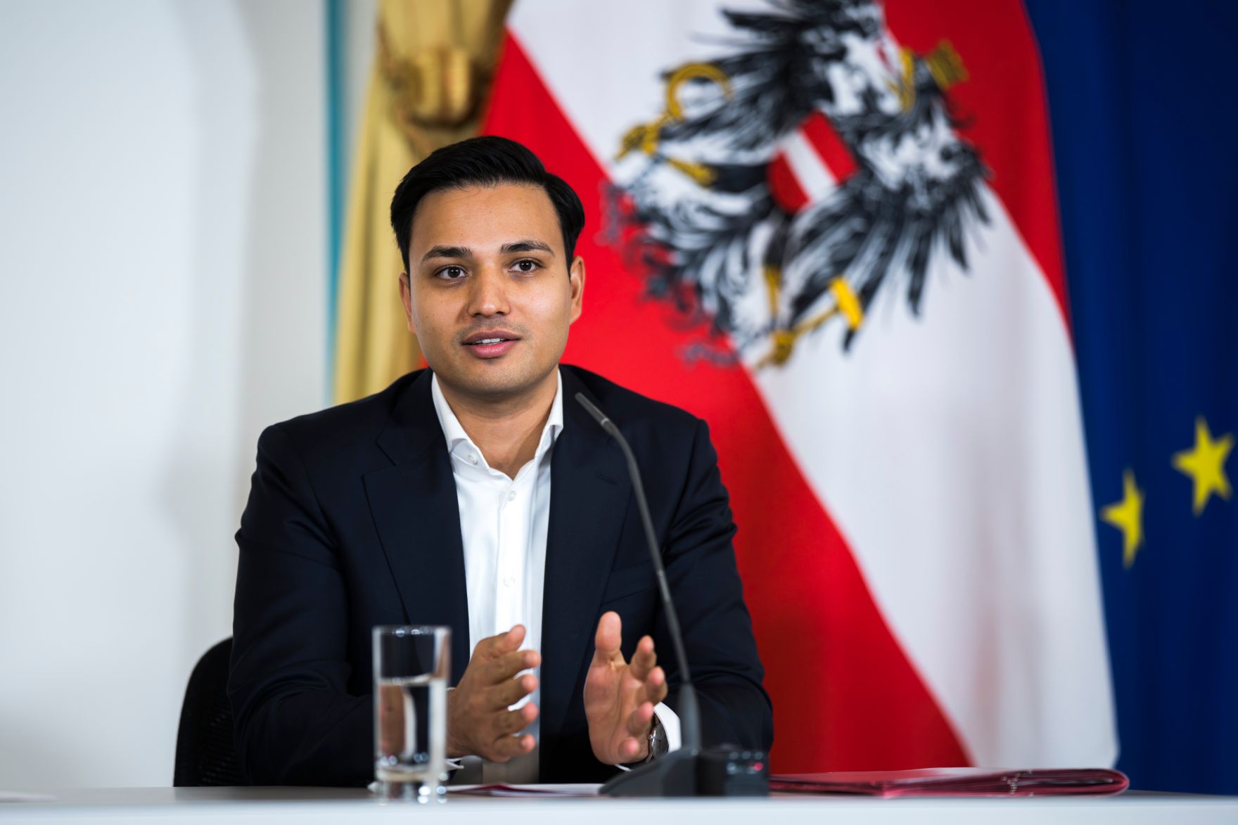 Am 12. November 2025 nahmen Staatssekret&auml;r Alexander Pr&ouml;ll, Klubobmann Philip Kucher und Klubobmann Yannick Shetty (im Bild) am Pressefoyer nach dem Ministerrat teil.