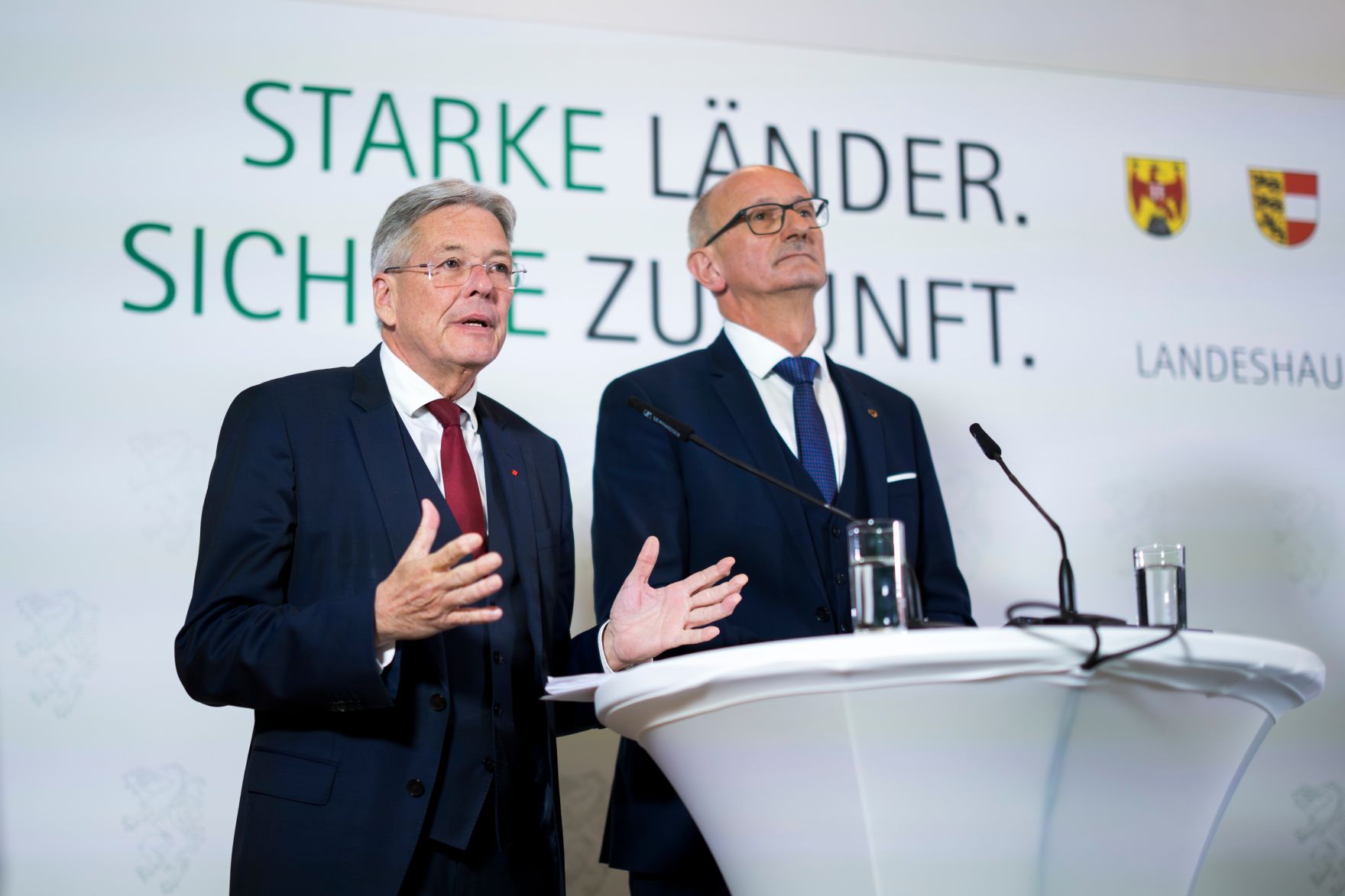 Am 14. November 2025 nahm Staatssekret&auml;r Alexander Pr&ouml;ll an der Landeshauptleutekonferenz in Leibnitz teil. Im Bild Landeshauptmann Anton Mattle (r.) und Landeshauptmann Peter Kaiser (l.).