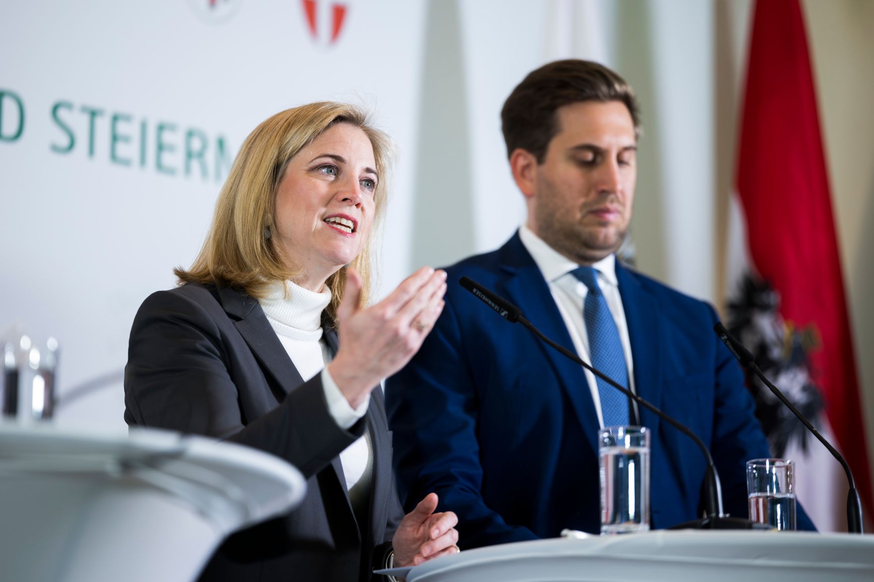 Am 14. November 2025 nahm Staatssekret&auml;r Alexander Pr&ouml;ll (r.) an der Landeshauptleutekonferenz in Leibnitz teil. Im Bild mit Bundesministerin Beate Meinl-Reisinger (l.).