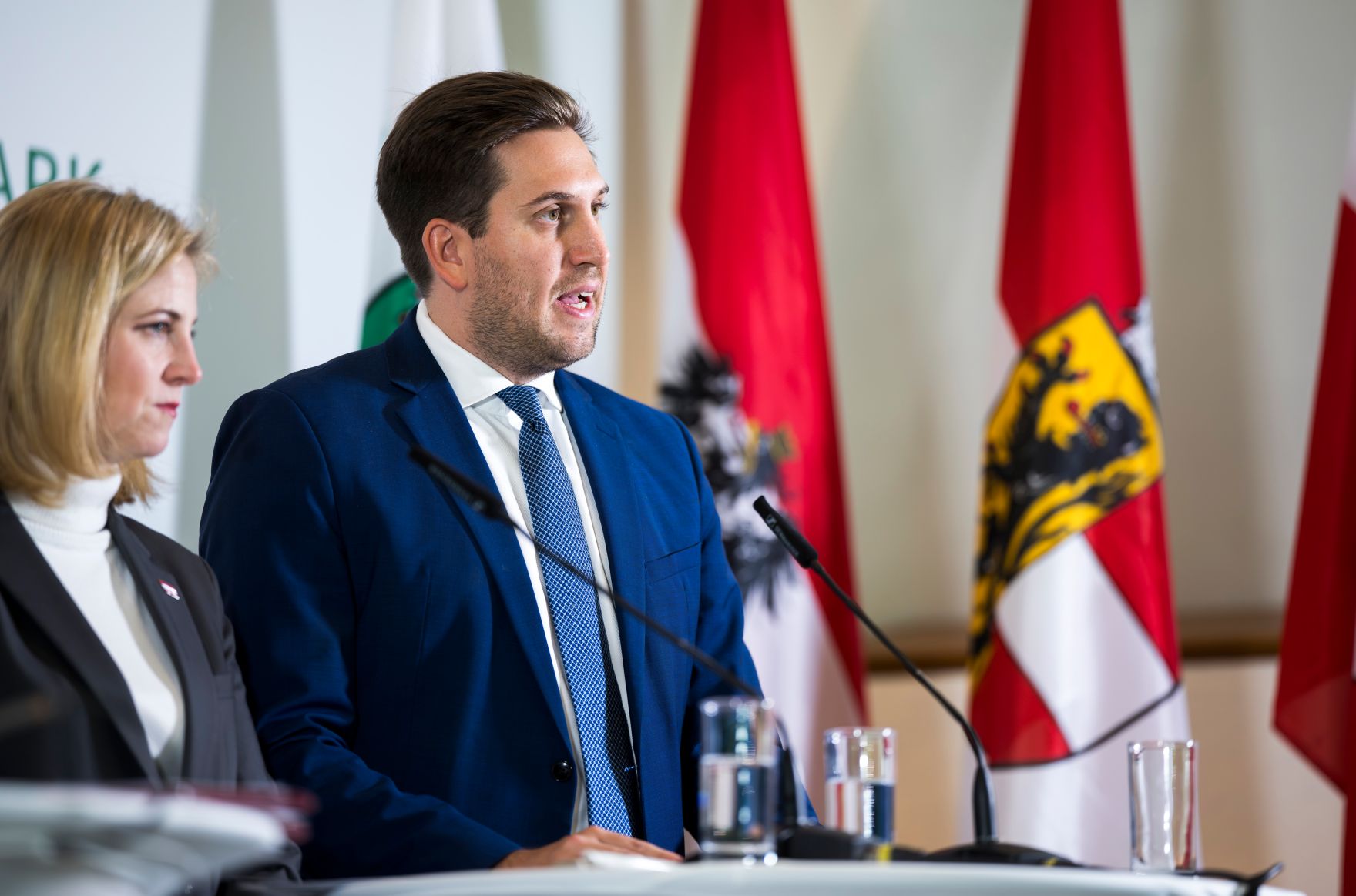 Am 14. November 2025 nahm Staatssekret&auml;r Alexander Pr&ouml;ll (r.) an der Landeshauptleutekonferenz in Leibnitz teil. Im Bild mit Bundesministerin Beate Meinl-Reisinger (l.).