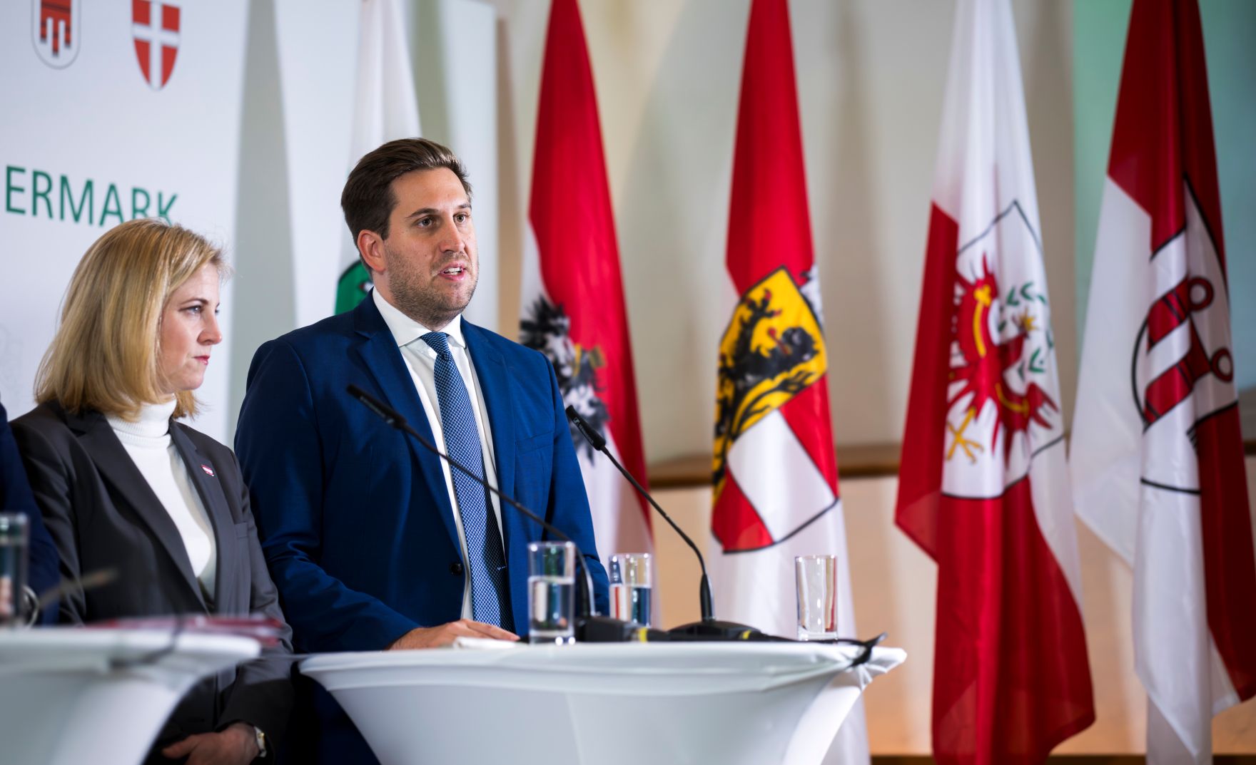 Am 14. November 2025 nahm Staatssekret&auml;r Alexander Pr&ouml;ll (r.) an der Landeshauptleutekonferenz in Leibnitz teil. Im Bild mit Bundesministerin Beate Meinl-Reisinger (l.).
