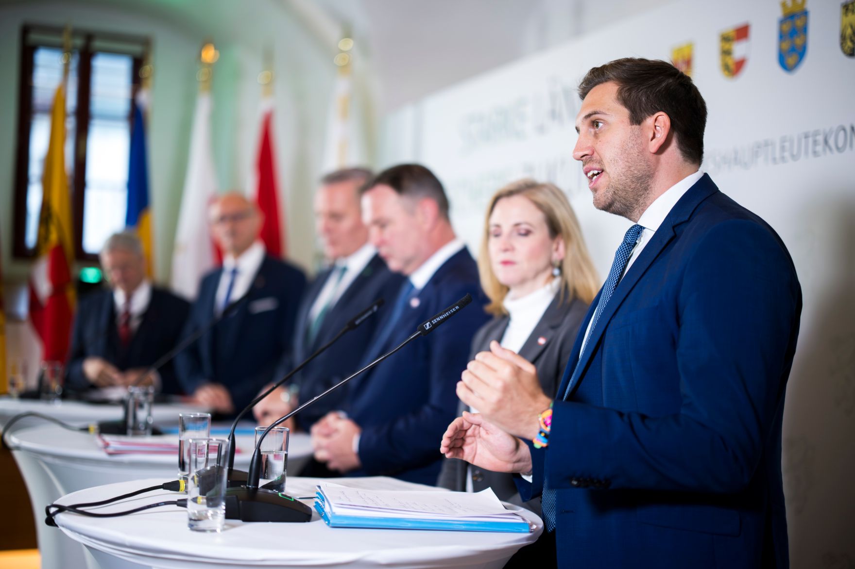 Am 14. November 2025 nahm Staatssekret&auml;r Alexander Pr&ouml;ll (r.) an der Landeshauptleutekonferenz in Leibnitz teil. Im Bild mit Vizekanzler Andreas Babler (3.v.r.), Bundesministerin Beate Meinl-Reisinger (2.v.r.), Landeshauptmann Mario Kunasek (3.v.l.), Landeshauptmann Anton Mattle (2.v.l.) und Landeshauptmann Peter Kaiser (l.).