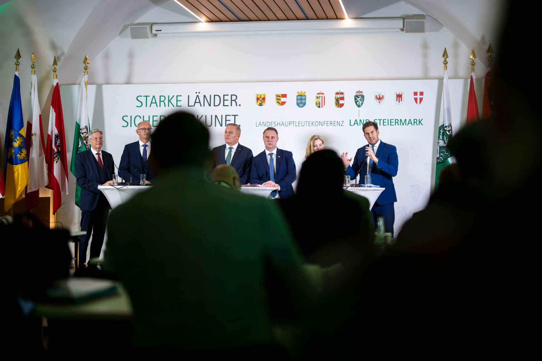 Am 14. November 2025 nahm Staatssekret&auml;r Alexander Pr&ouml;ll (r.) an der Landeshauptleutekonferenz in Leibnitz teil. Im Bild mit Vizekanzler Andreas Babler (3.v.r.), Bundesministerin Beate Meinl-Reisinger (2.v.r.), Landeshauptmann Mario Kunasek (3.v.l.), Landeshauptmann Anton Mattle (2.v.l.) und Landeshauptmann Peter Kaiser (l.).