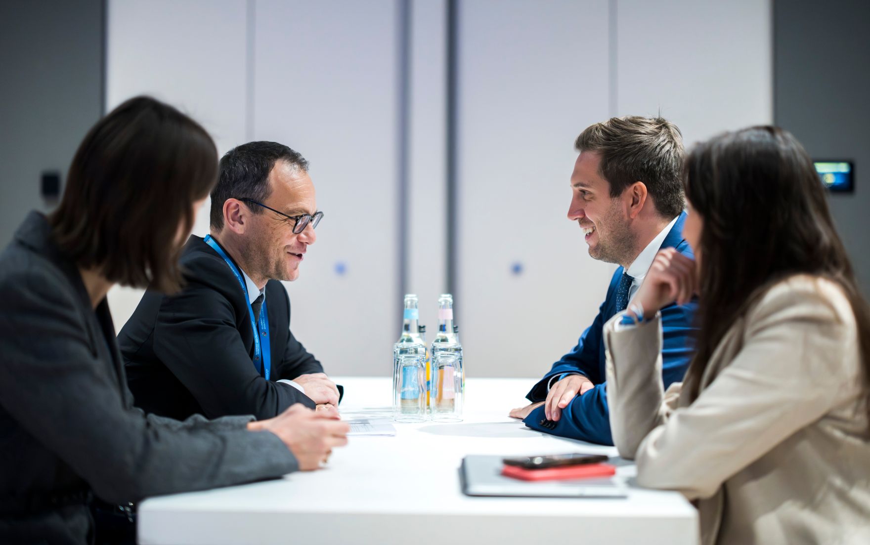 Am 17. November 2025 reiste Staatssekret&auml;r Alexander Pr&ouml;ll (m.r.) zu einem Arbeitsbesuch nach Berlin. Im Bild bei einem Arbeitsgespr&auml;ch mit AWS European Souvereign Cloud-CEO St&eacute;phane Isra&euml;l (m.l.).