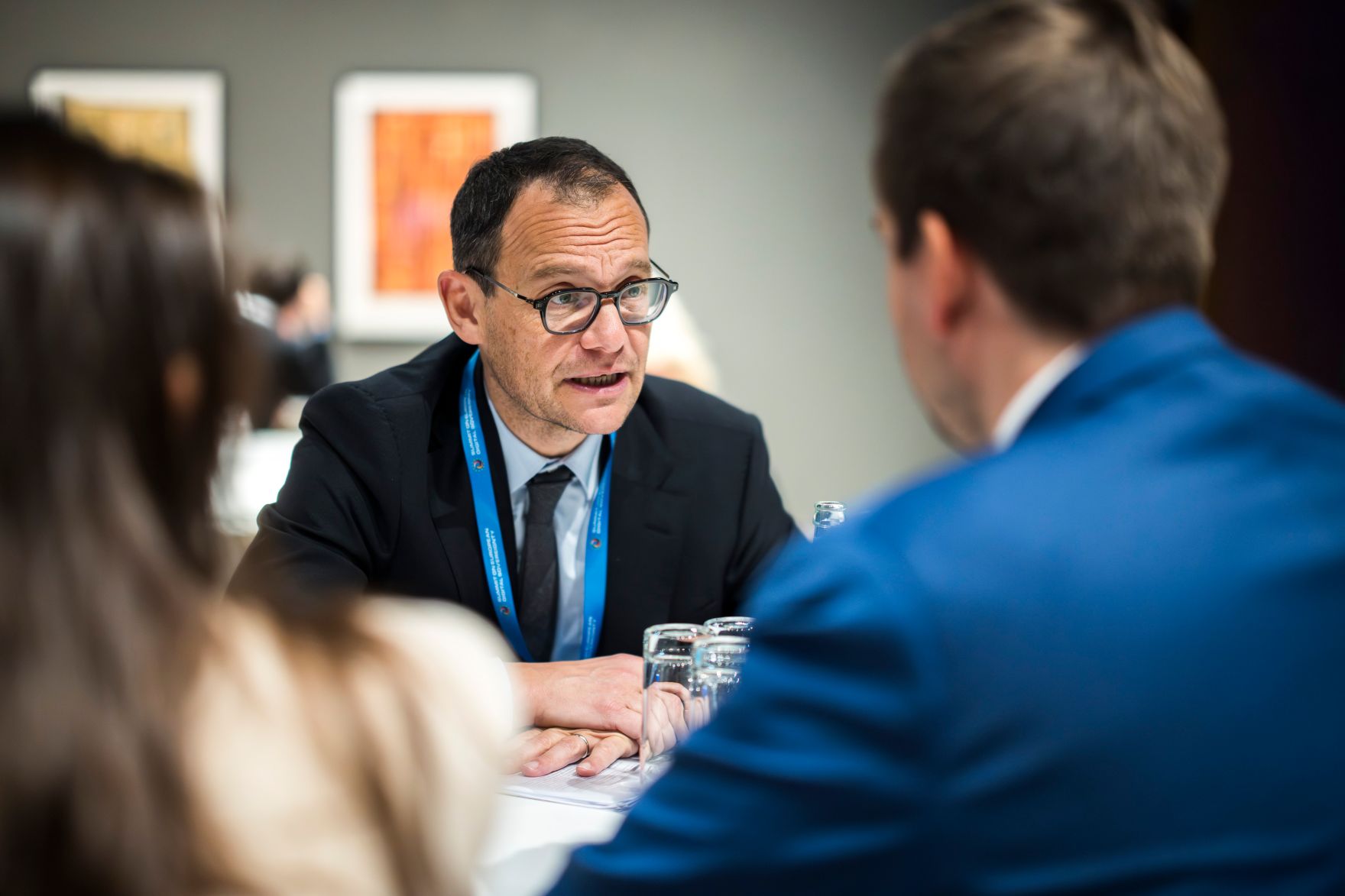 Am 17. November 2025 reiste Staatssekret&auml;r Alexander Pr&ouml;ll (r.) zu einem Arbeitsbesuch nach Berlin. Im Bild bei einem Arbeitsgespr&auml;ch mit AWS European Souvereign Cloud-CEO St&eacute;phane Isra&euml;l (m.).