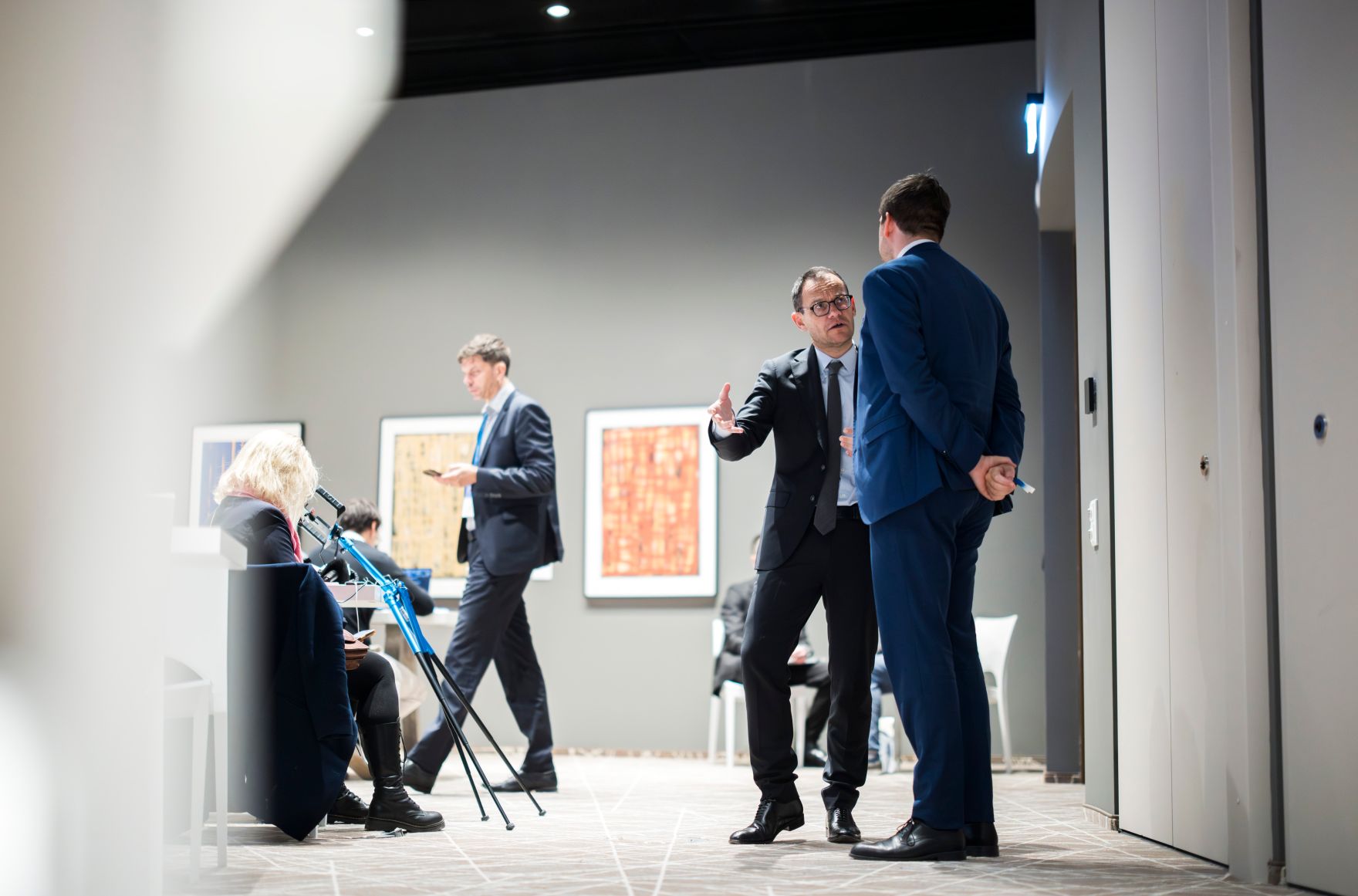 Am 17. November 2025 reiste Staatssekret&auml;r Alexander Pr&ouml;ll (r.) zu einem Arbeitsbesuch nach Berlin. Im Bild bei einem Arbeitsgespr&auml;ch mit AWS European Souvereign Cloud-CEO St&eacute;phane Isra&euml;l (2.v.r.).