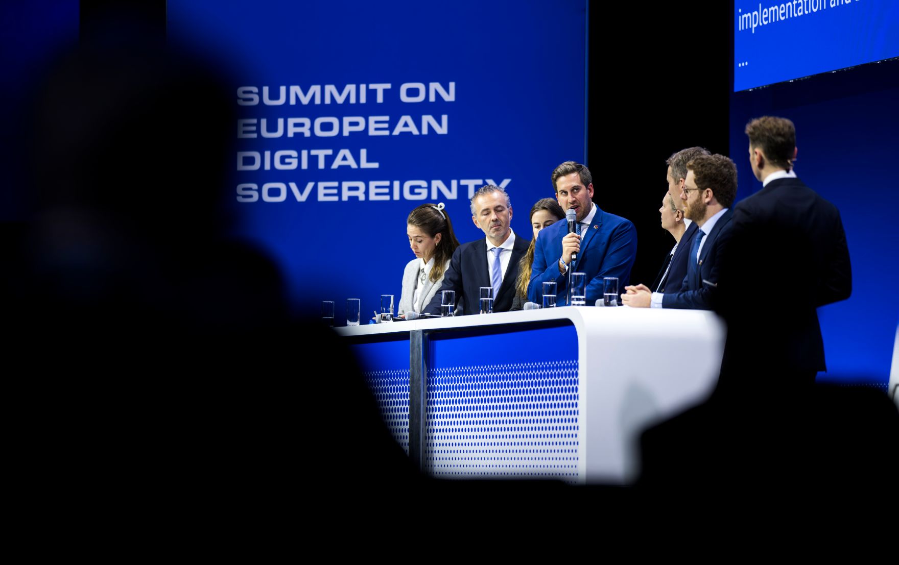 Am 17. November 2025 reiste Staatssekret&auml;r Alexander Pr&ouml;ll (5.v.r.) zu einem Arbeitsbesuch nach Berlin. Im Bild beim Gipfel zur Digitalen Souver&auml;nit&auml;t.