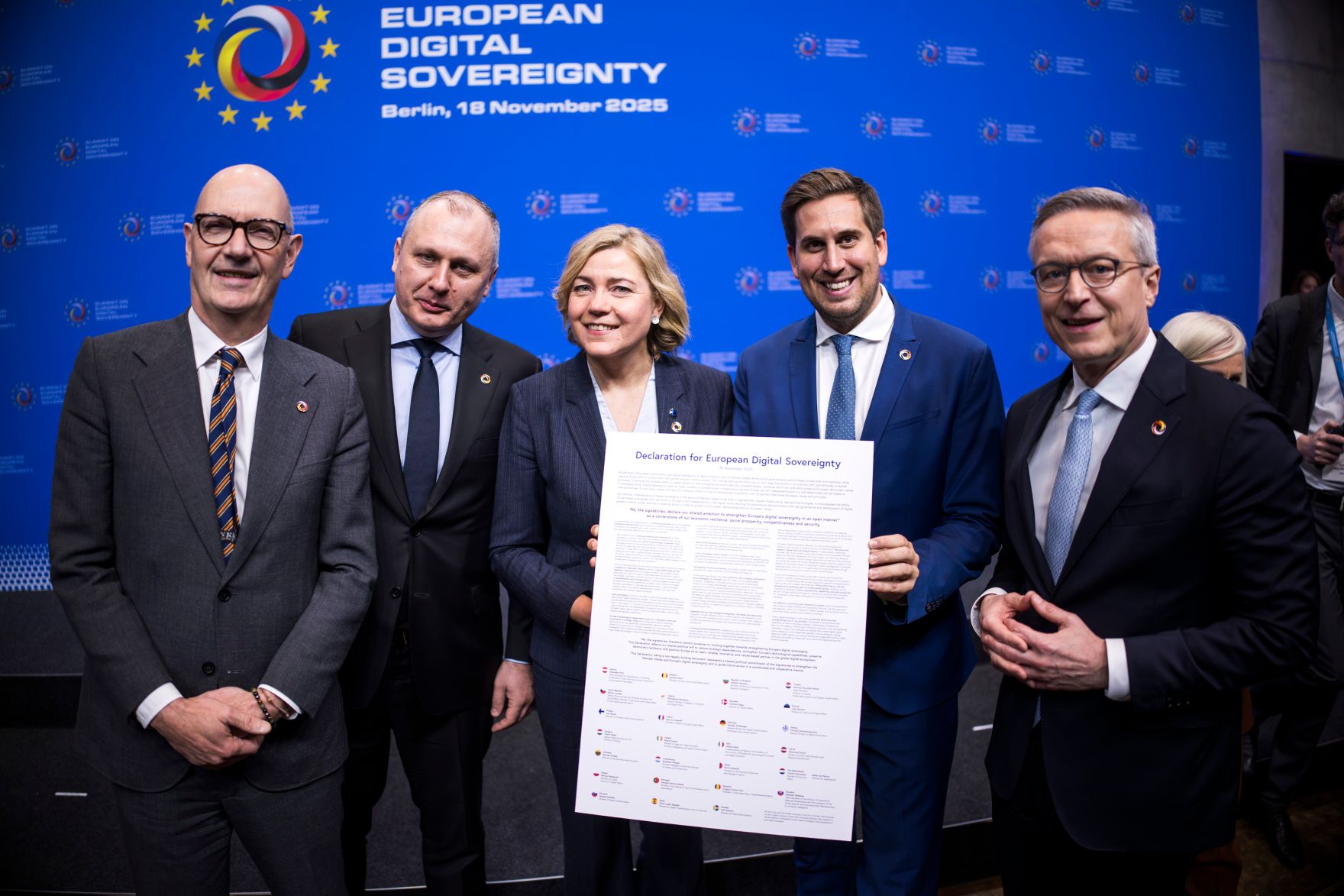 Am 17. November 2025 reiste Staatssekret&auml;r Alexander Pr&ouml;ll (2.v.r.) zu einem Arbeitsbesuch nach Berlin. Im Bild beim Gipfel zur Digitalen Souver&auml;nit&auml;t.