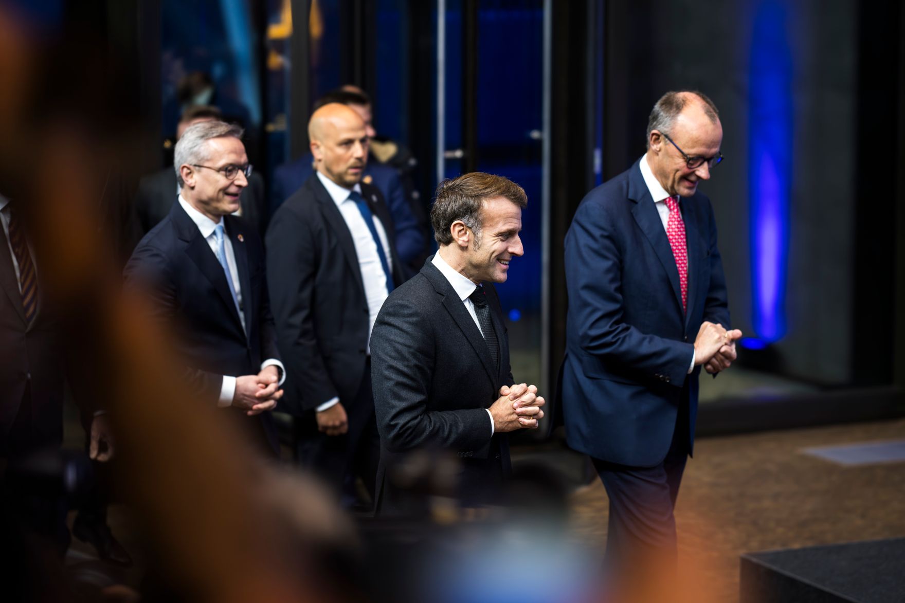 Am 17. November 2025 reiste Staatssekret&auml;r Alexander Pr&ouml;ll zu einem Arbeitsbesuch nach Berlin. Im Bild Bundeskanzler von Deutschland Friedrich Merz (r.) und Pr&auml;sident von Frankreich Emmanuel Macron (2.v.r.) beim Gipfel zur Digitalen Souver&auml;nit&auml;t.