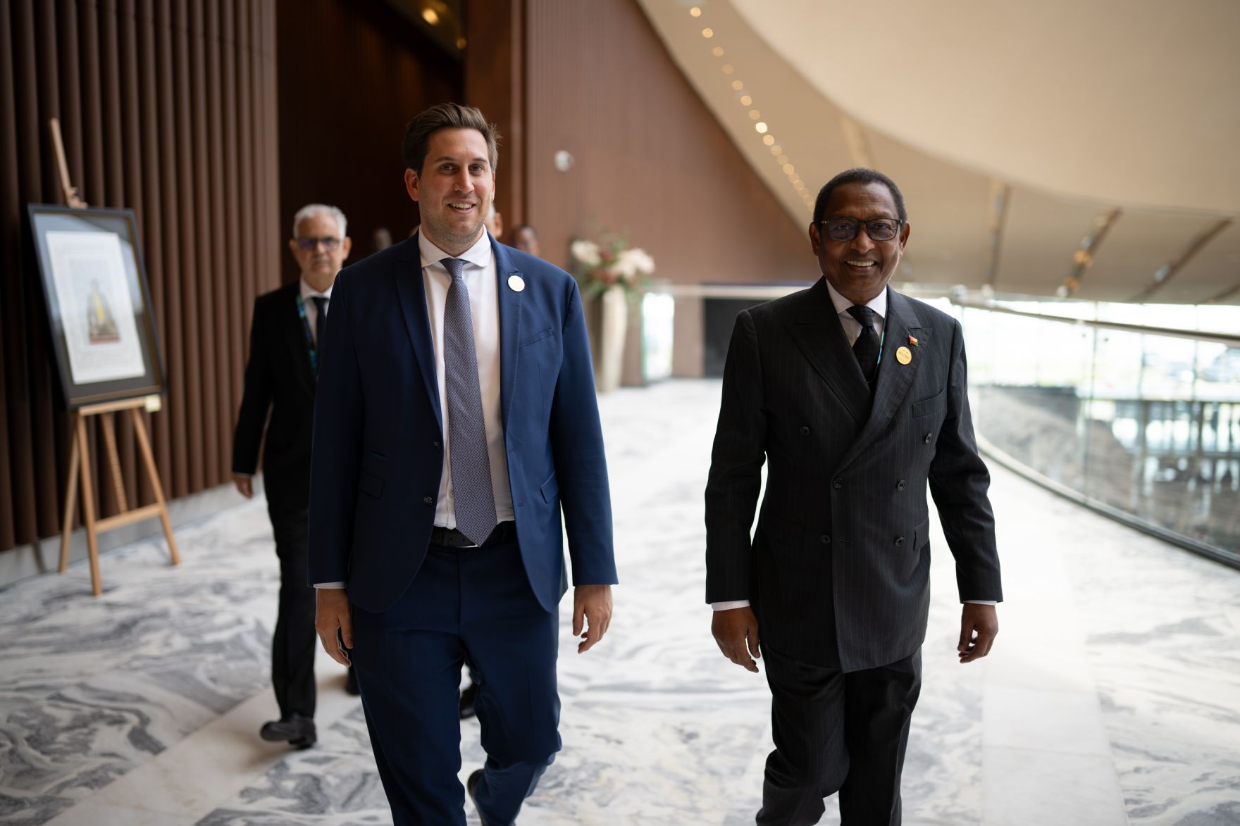 Am 24. November 2025 reiste Staatssekret&auml;r Alexander Pr&ouml;ll (l.) zu einem mehrt&auml;gigem Arbeitsbesuch nach Luanda. Im Bild beim AU-EU Businessforum 2025.