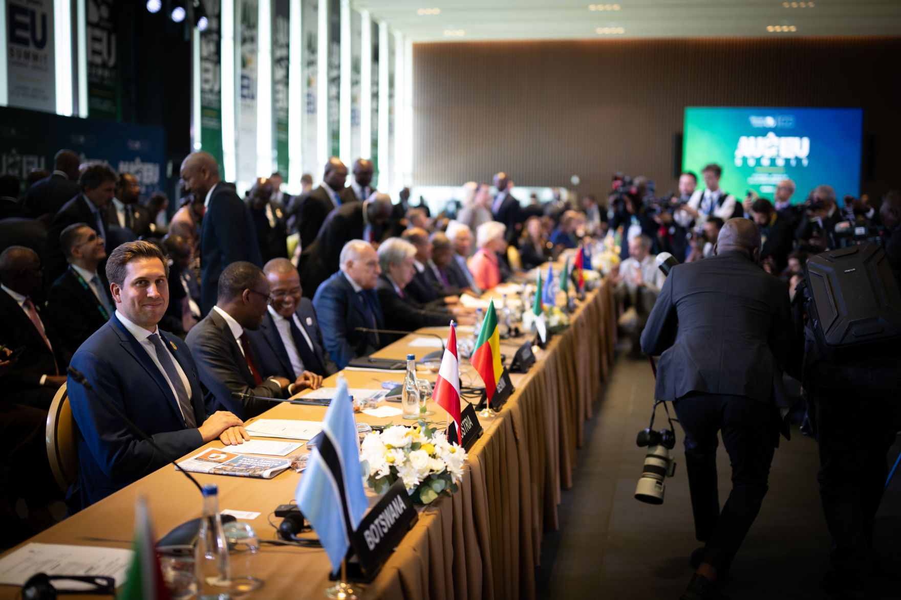 Am 24. November 2025 reiste Staatssekret&auml;r Alexander Pr&ouml;ll (l.) zu einem mehrt&auml;gigem Arbeitsbesuch nach Luanda. Im Bild beim AU-EU Businessforum 2025.