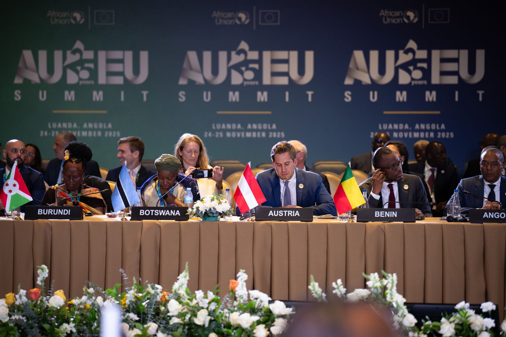 Am 24. November 2025 reiste Staatssekret&auml;r Alexander Pr&ouml;ll (m.) zu einem mehrt&auml;gigem Arbeitsbesuch nach Luanda. Im Bild beim AU-EU Businessforum 2025.