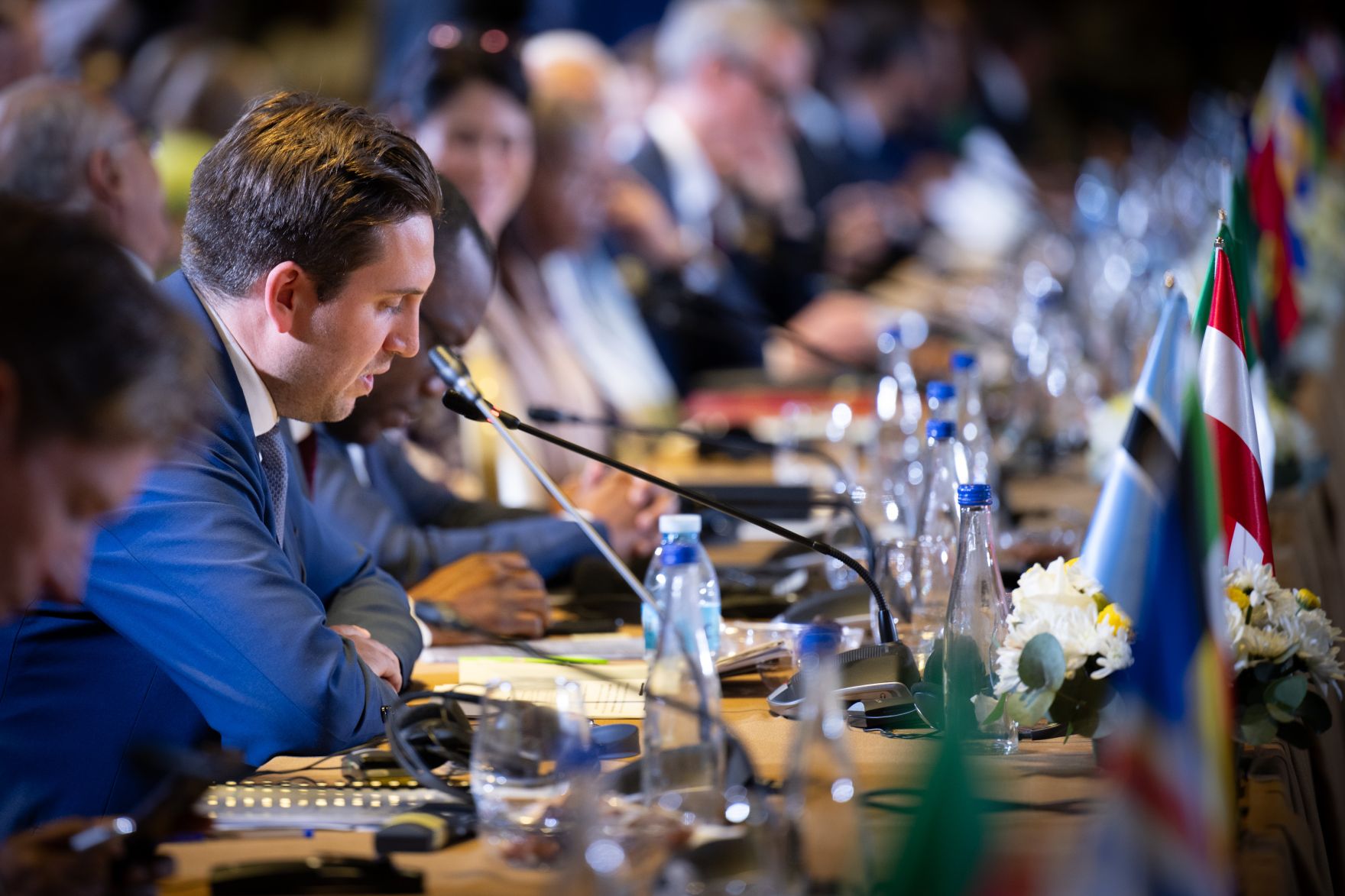 Am 24. November 2025 reiste Staatssekret&auml;r Alexander Pr&ouml;ll (l.) zu einem mehrt&auml;gigem Arbeitsbesuch nach Luanda. Im Bild beim AU-EU Businessforum 2025.