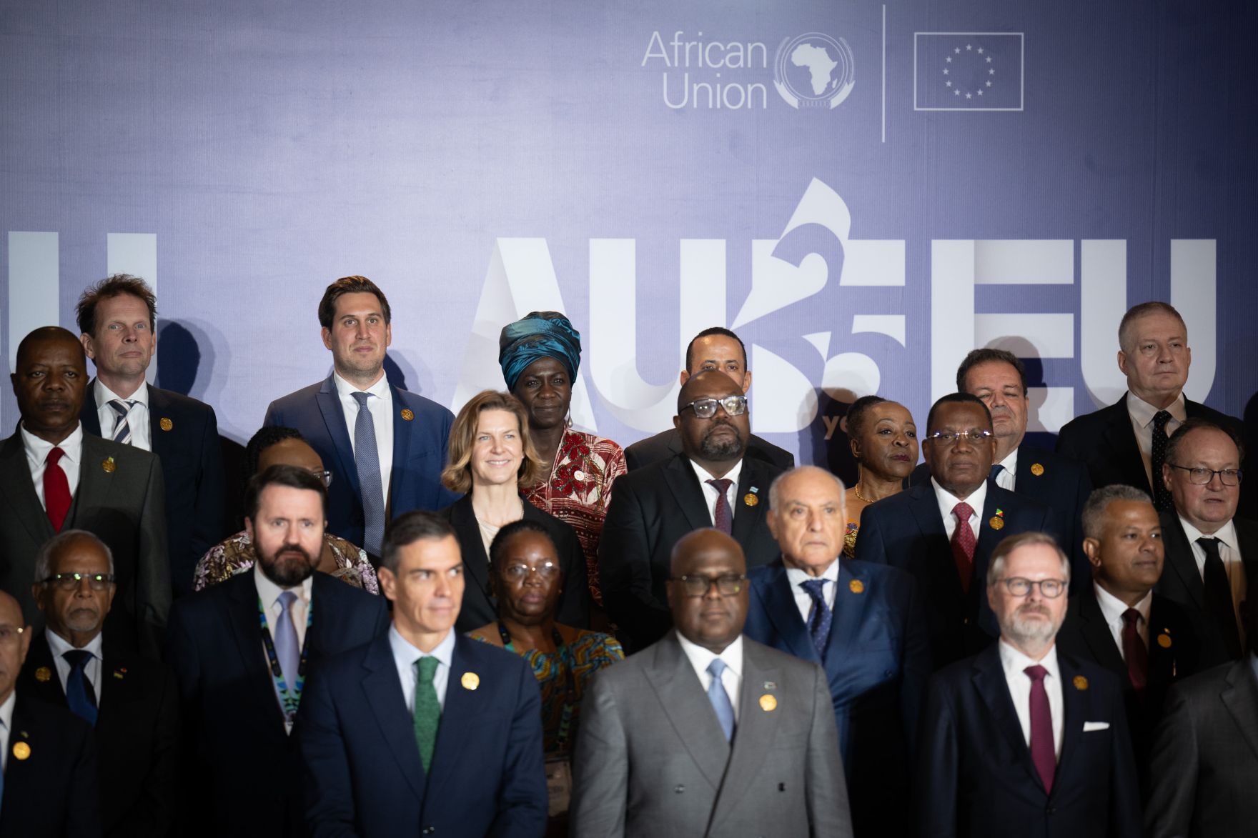 Am 24. November 2025 reiste Staatssekret&auml;r Alexander Pr&ouml;ll (hintere Reihe 3.v.l.) zu einem mehrt&auml;gigem Arbeitsbesuch nach Luanda. Im Bild beim AU-EU Businessforum 2025.