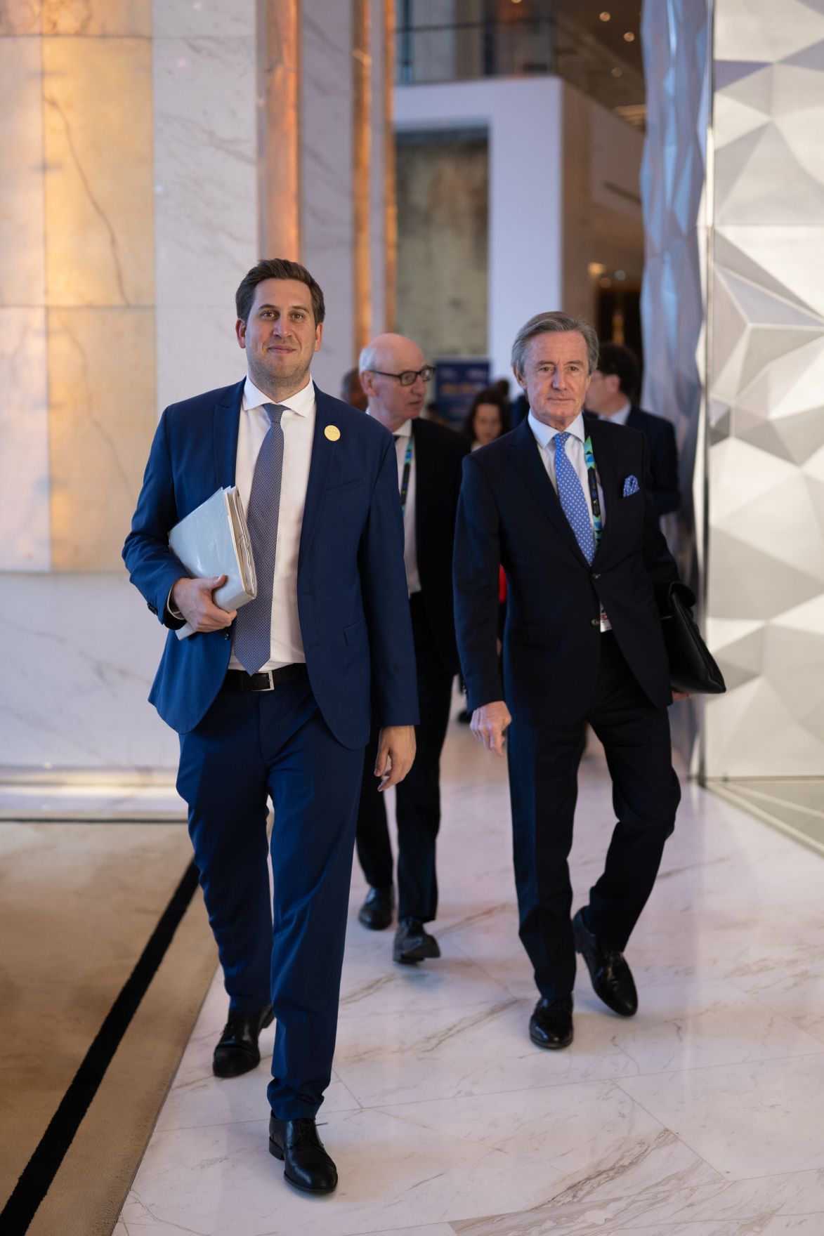 Am 24. November 2025 reiste Staatssekret&auml;r Alexander Pr&ouml;ll (l.) zu einem mehrt&auml;gigem Arbeitsbesuch nach Luanda. Im Bild beim AU-EU Businessforum 2025.