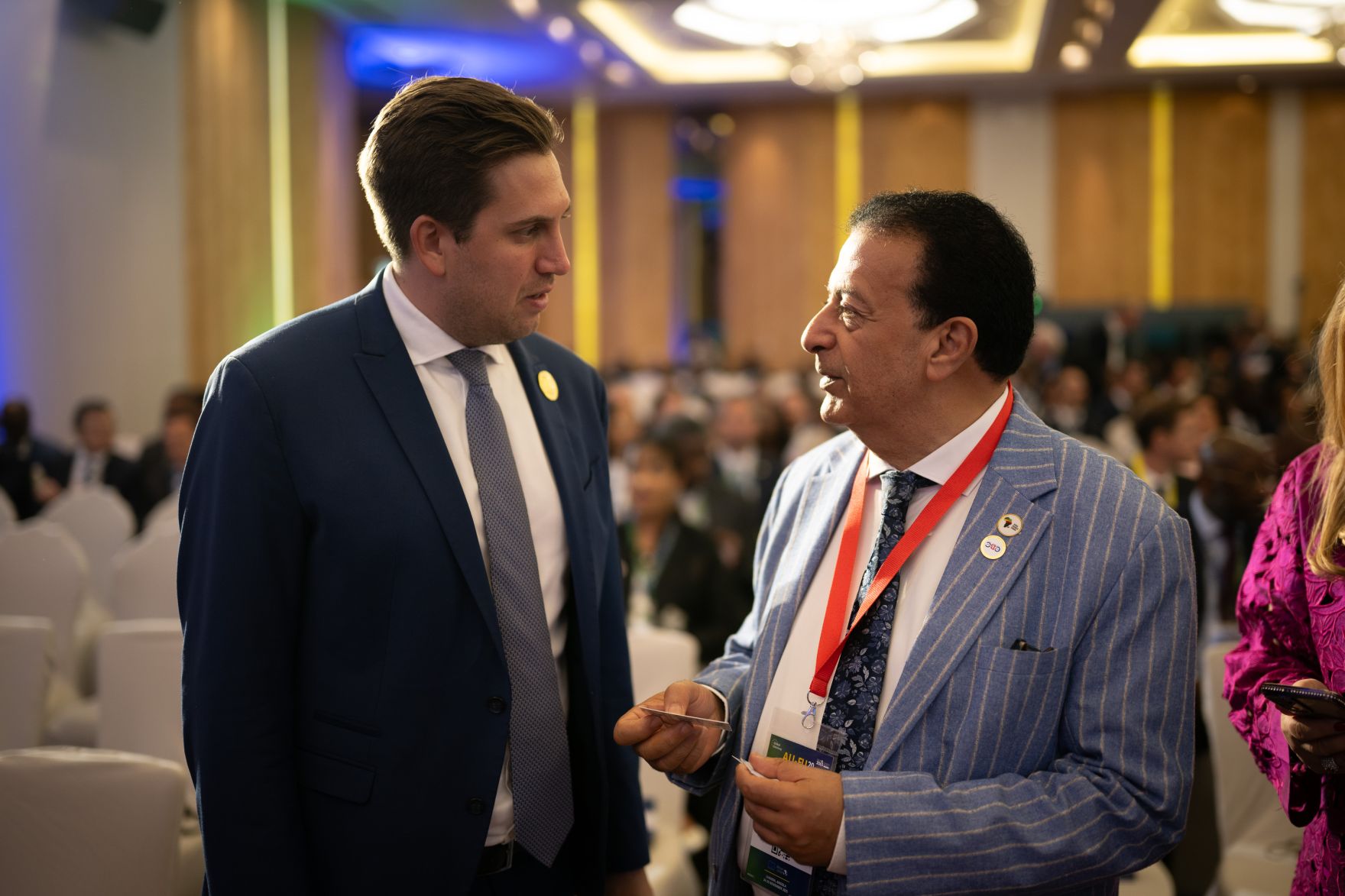 Am 24. November 2025 reiste Staatssekret&auml;r Alexander Pr&ouml;ll (l.) zu einem mehrt&auml;gigem Arbeitsbesuch nach Luanda. Im Bild beim AU-EU Businessforum 2025.