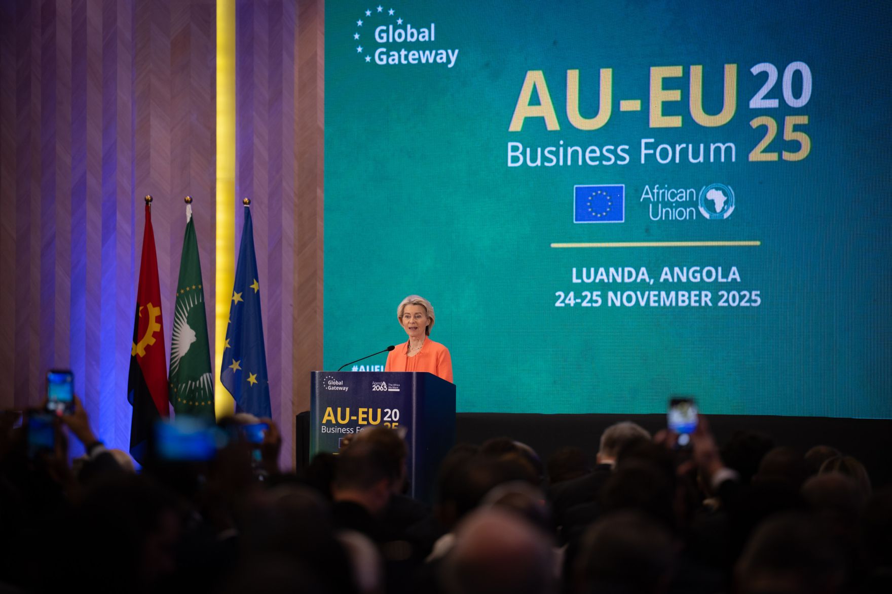 Am 24. November 2025 reiste Staatssekret&auml;r Alexander Pr&ouml;ll zu einem mehrt&auml;gigem Arbeitsbesuch nach Luanda. Im Bild die Pr&auml;sident der Europ&auml;ischen Kommission Ursula von der Leyen beim AU-EU Businessforum 2025.