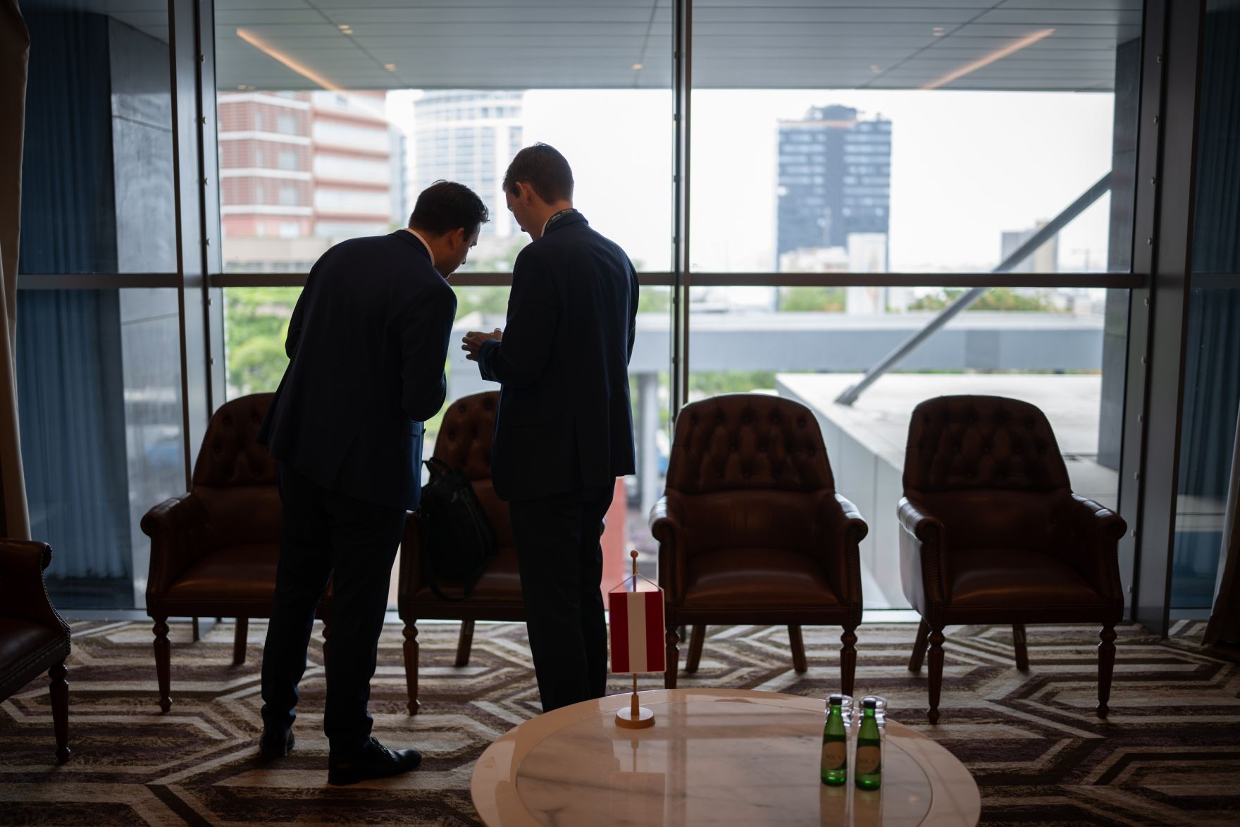 Am 24. November 2025 reiste Staatssekret&auml;r Alexander Pr&ouml;ll (l.) zu einem mehrt&auml;gigem Arbeitsbesuch nach Luanda. Im Bild beim AU-EU Businessforum 2025.