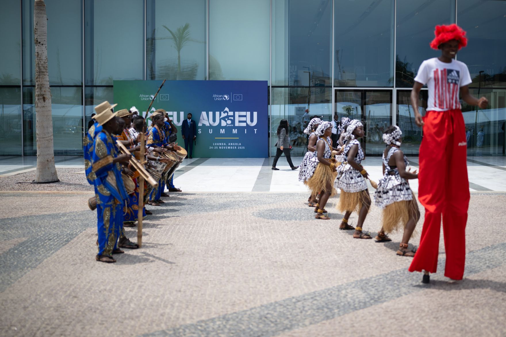 Am 24. November 2025 reiste Staatssekret&auml;r Alexander Pr&ouml;ll zu einem mehrt&auml;gigem Arbeitsbesuch nach Luanda. Im Bild beim AU-EU Businessforum 2025.