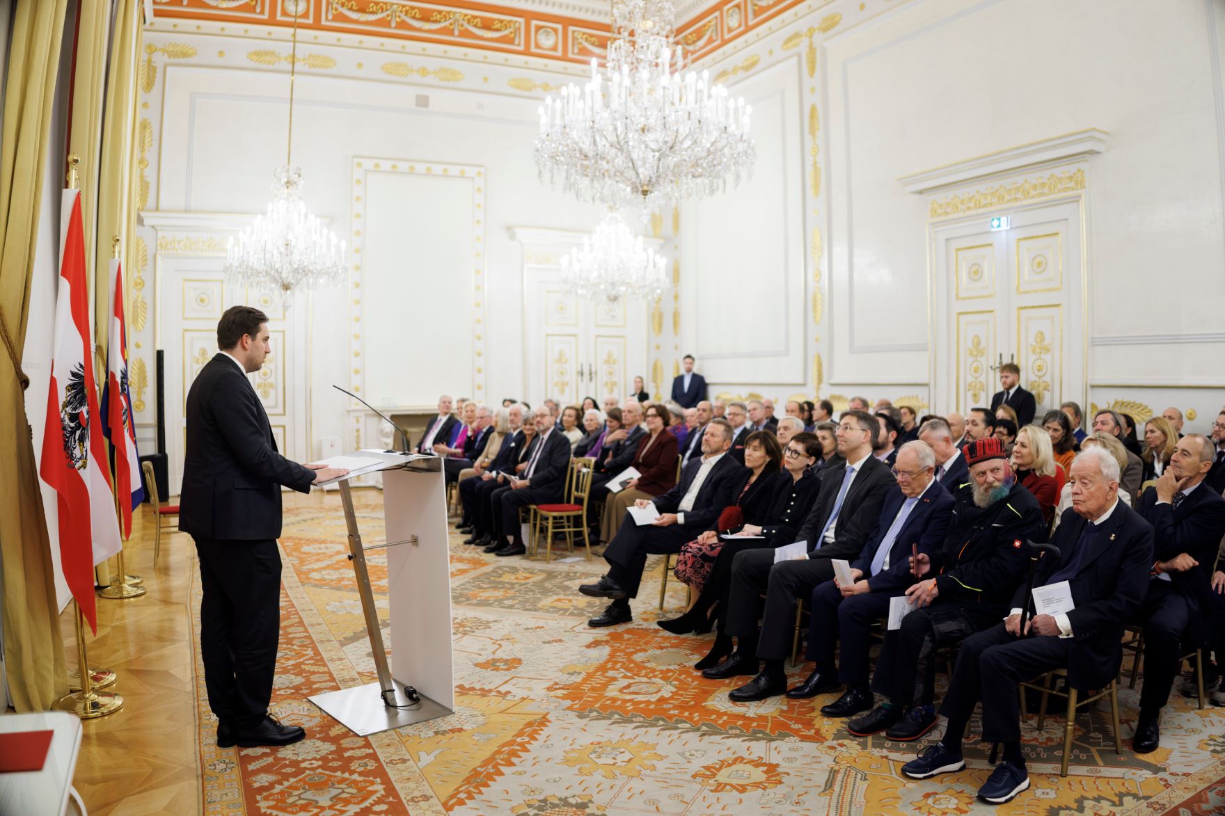 Am 1. Dezember 2025 &uuml;berreichte Alexander Pr&ouml;ll (l.) das &Ouml;sterreichische Ehrenkreuz f&uuml;r Wissenschaft und Kunst I. Klasse an Stefan Wurst im Bundeskanzleramt.