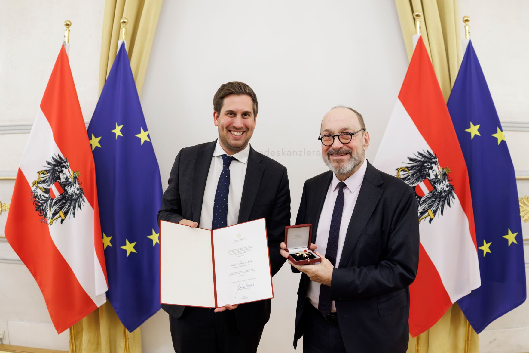 Am 1. Dezember 2025 &uuml;berreichte Alexander Pr&ouml;ll (l.) das &Ouml;sterreichische Ehrenkreuz f&uuml;r Wissenschaft und Kunst I. Klasse an Stefan Wurst (r.) im Bundeskanzleramt.