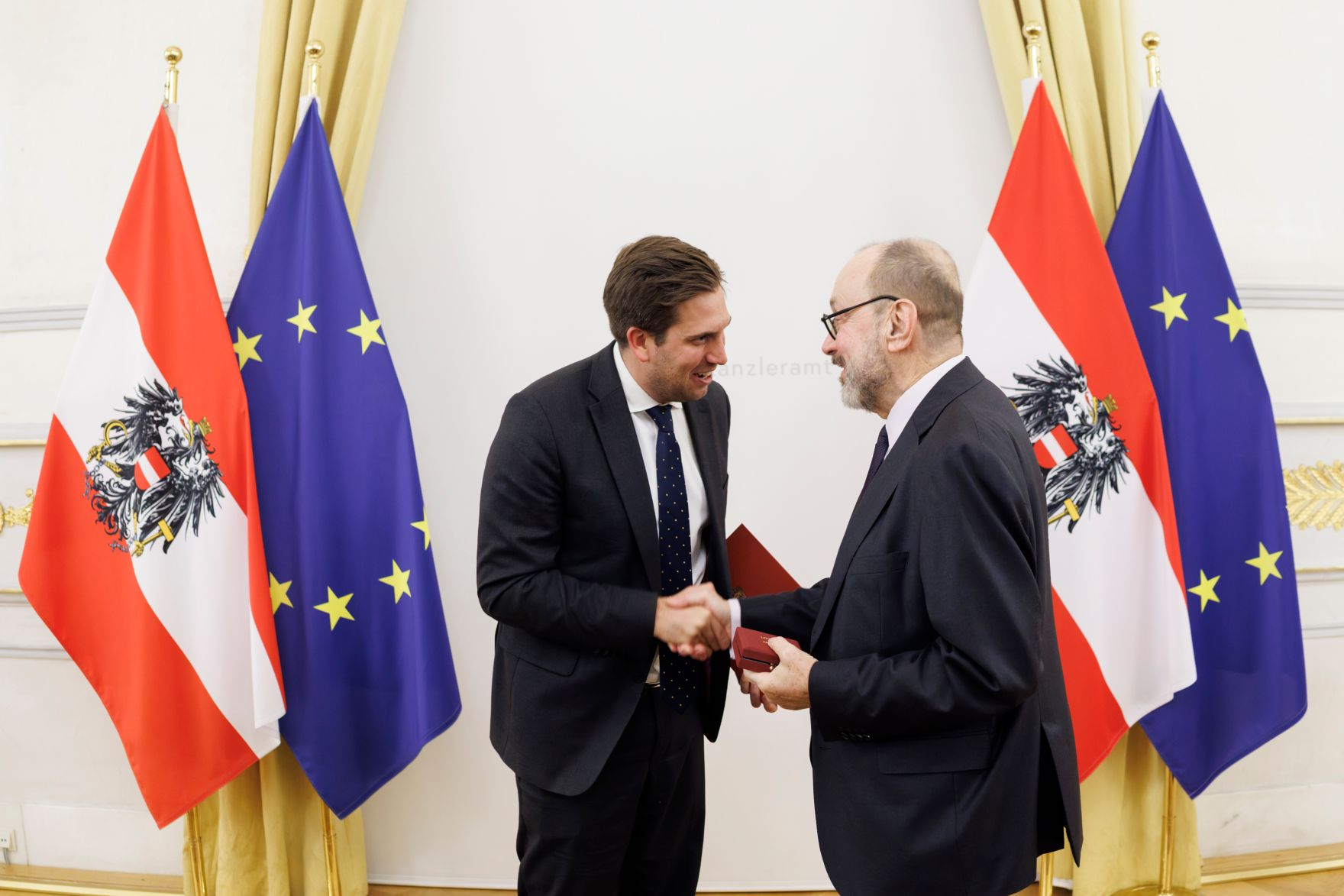 Am 1. Dezember 2025 &uuml;berreichte Alexander Pr&ouml;ll (l.) das &Ouml;sterreichische Ehrenkreuz f&uuml;r Wissenschaft und Kunst I. Klasse an Stefan Wurst (r.) im Bundeskanzleramt.