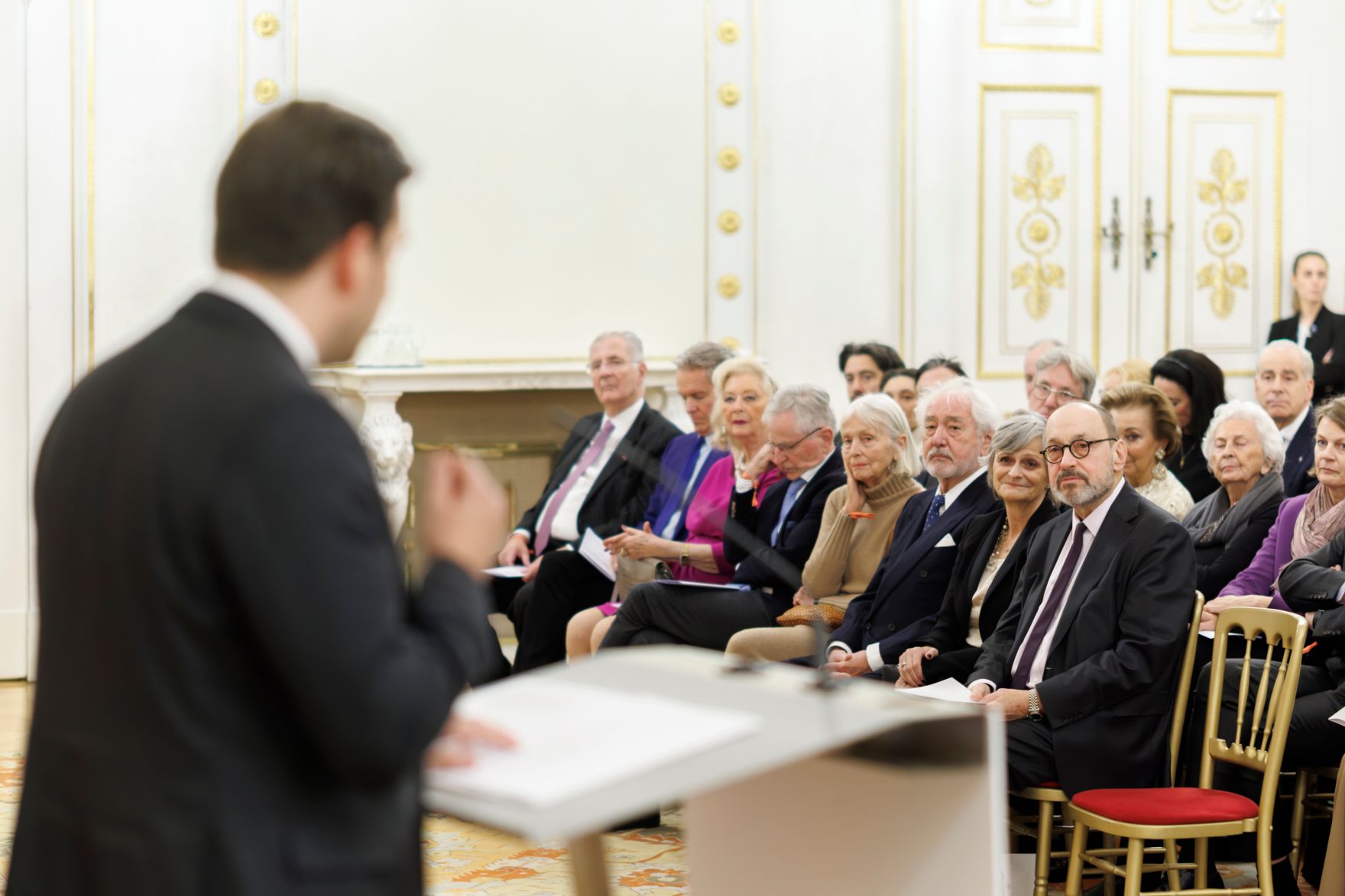 Am 1. Dezember 2025 &uuml;berreichte Alexander Pr&ouml;ll (l.) das &Ouml;sterreichische Ehrenkreuz f&uuml;r Wissenschaft und Kunst I. Klasse an Stefan Wurst (r.) im Bundeskanzleramt.