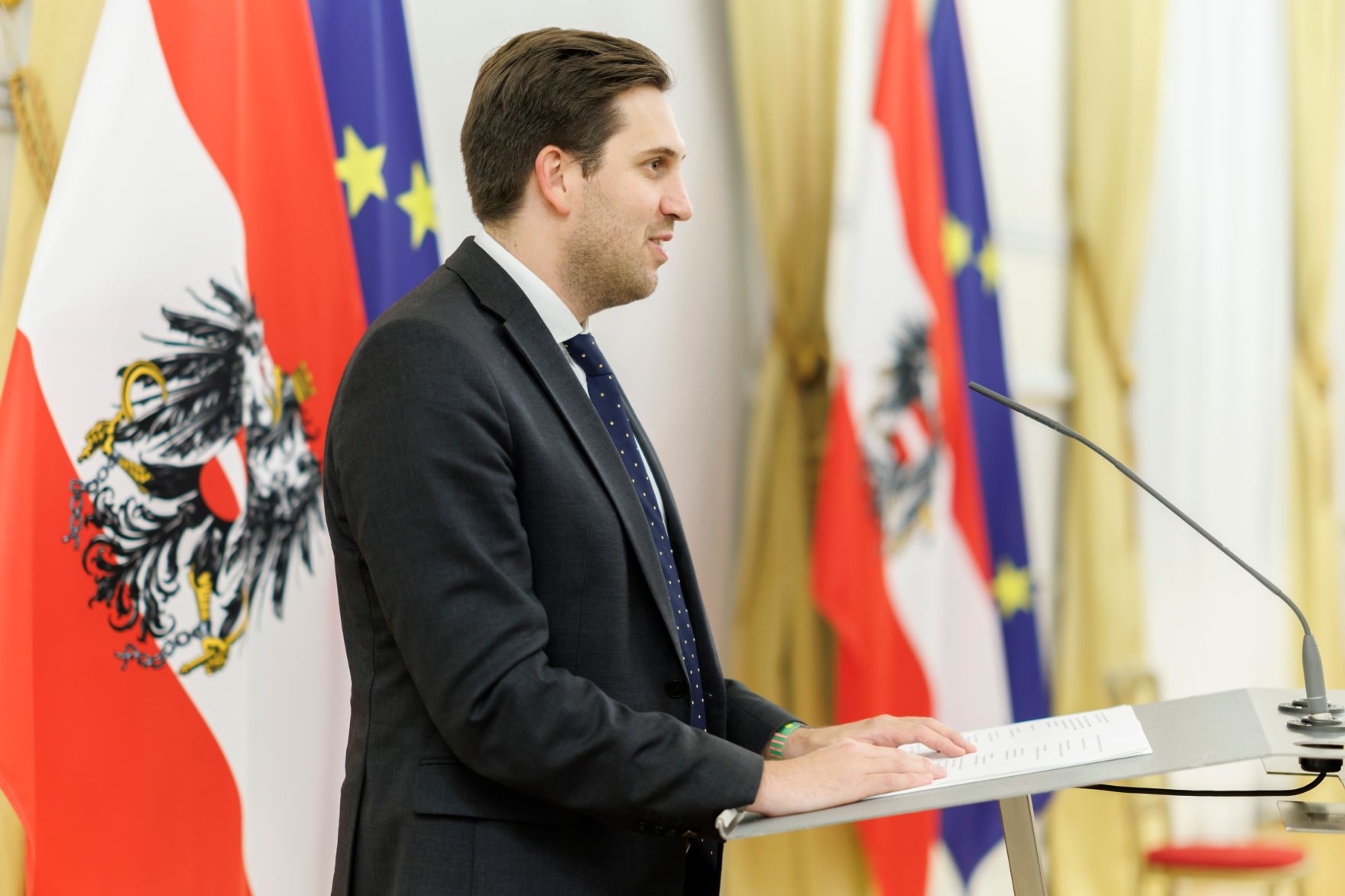 Am 1. Dezember 2025 &uuml;berreichte Alexander Pr&ouml;ll (im Bild) das &Ouml;sterreichische Ehrenkreuz f&uuml;r Wissenschaft und Kunst I. Klasse an Stefan Wurst im Bundeskanzleramt.