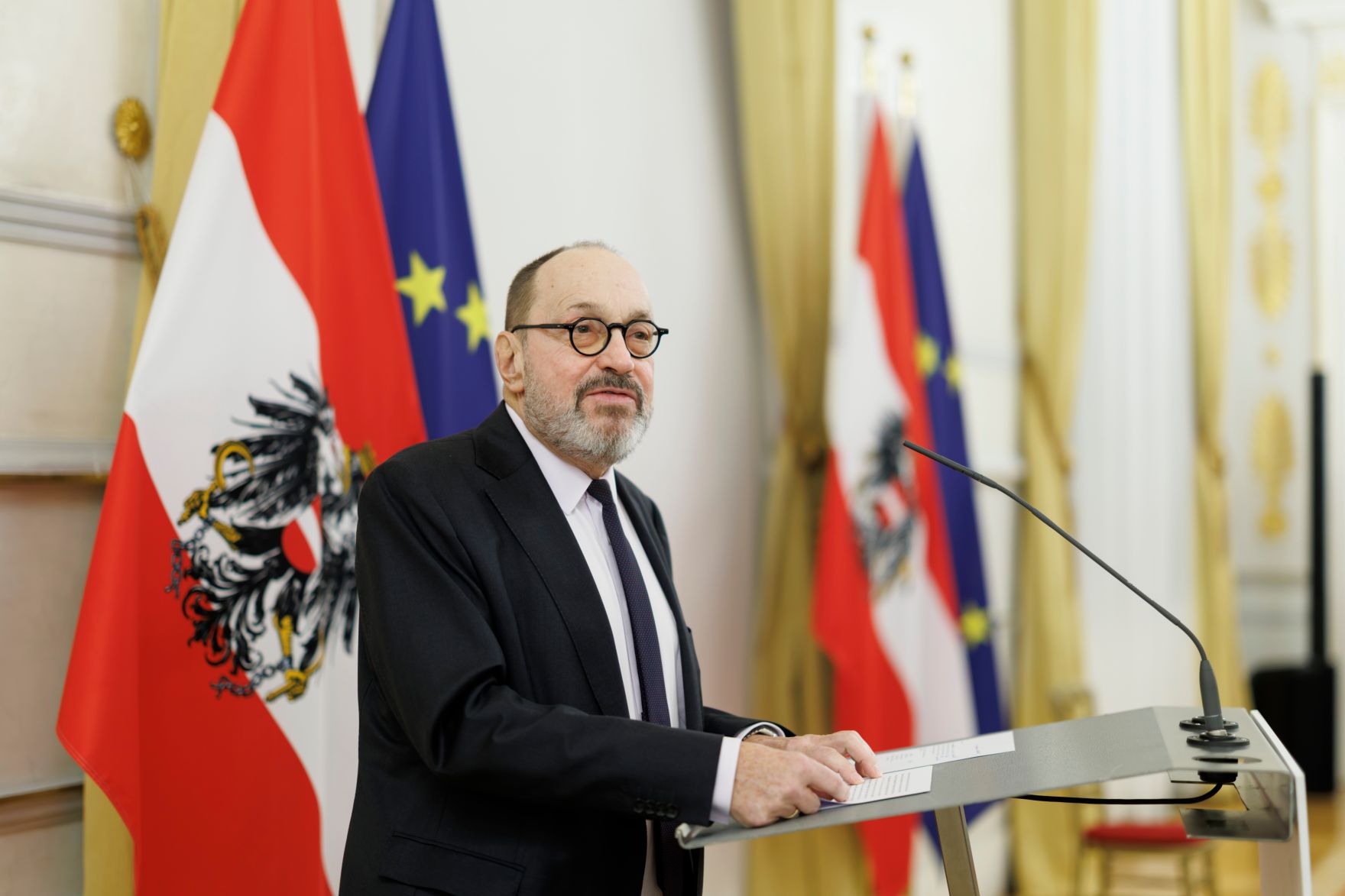 Am 1. Dezember 2025 &uuml;berreichte Alexander Pr&ouml;ll das &Ouml;sterreichische Ehrenkreuz f&uuml;r Wissenschaft und Kunst I. Klasse an Stefan Wurst (im Bild) im Bundeskanzleramt.