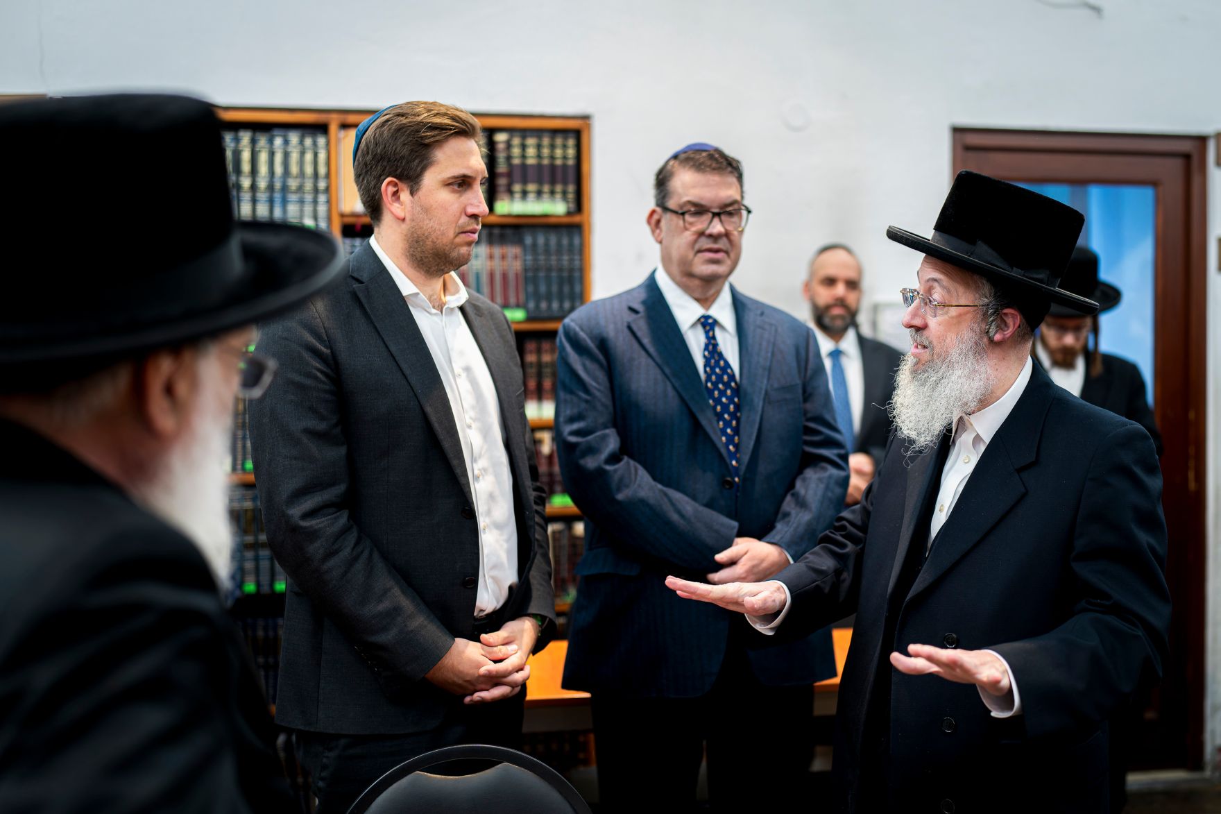 Am 2. Dezember 2025 besuchte Staatssekret&auml;r Alexander Pr&ouml;ll (m.l.) die Wiener Schiffschul Synagoge.