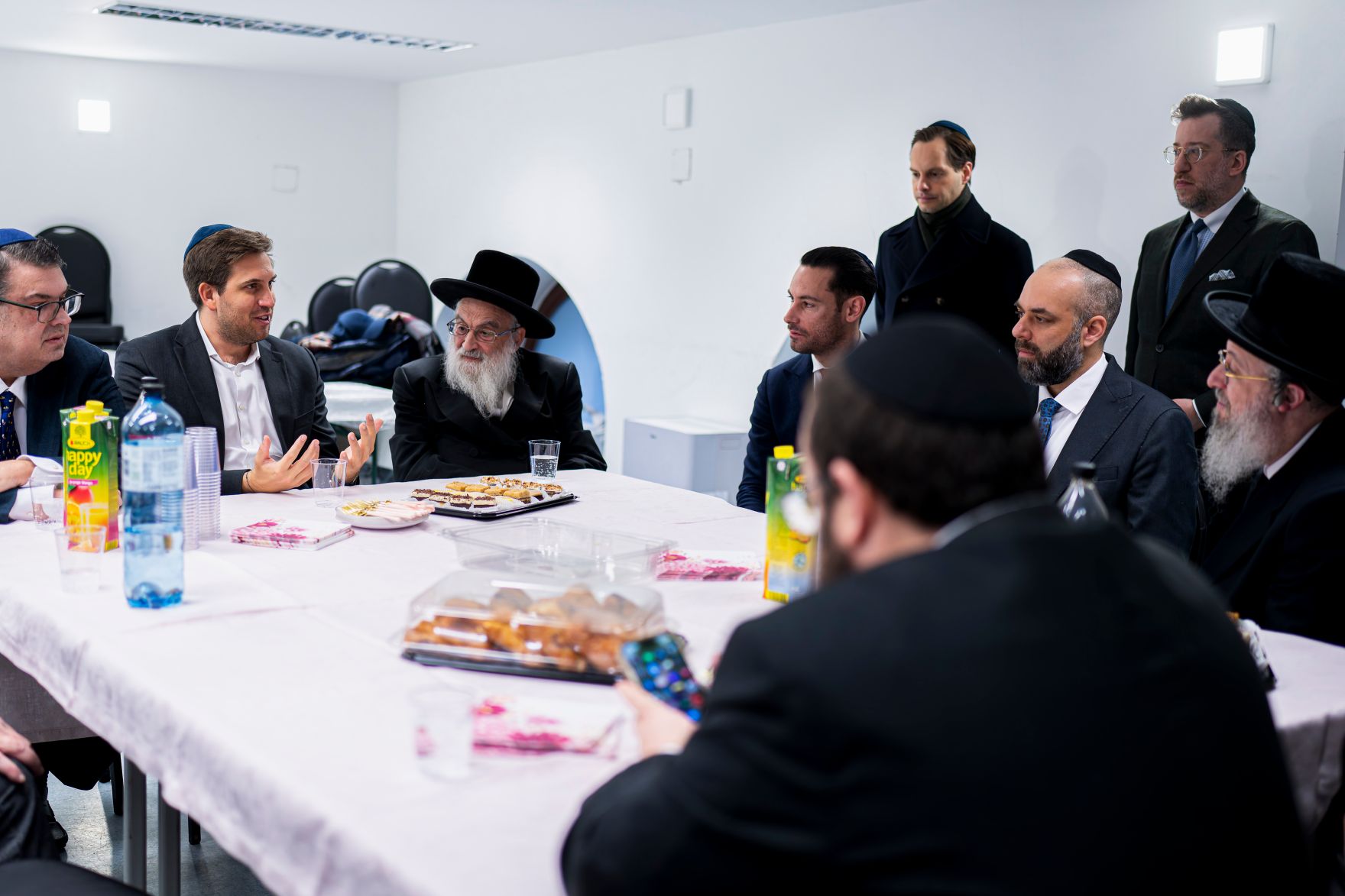 Am 2. Dezember 2025 besuchte Staatssekret&auml;r Alexander Pr&ouml;ll (2.v.l.) die Wiener Schiffschul Synagoge.