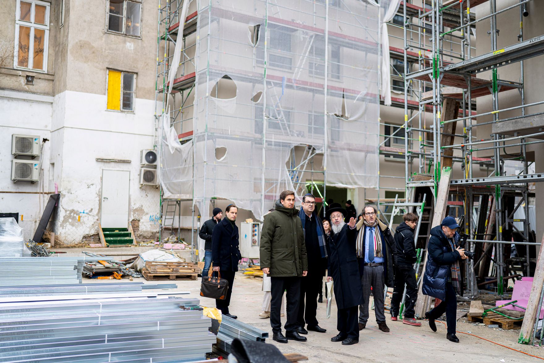 Am 2. Dezember 2025 besuchte Staatssekret&auml;r Alexander Pr&ouml;ll (m.) die Wiener Schiffschul Synagoge.