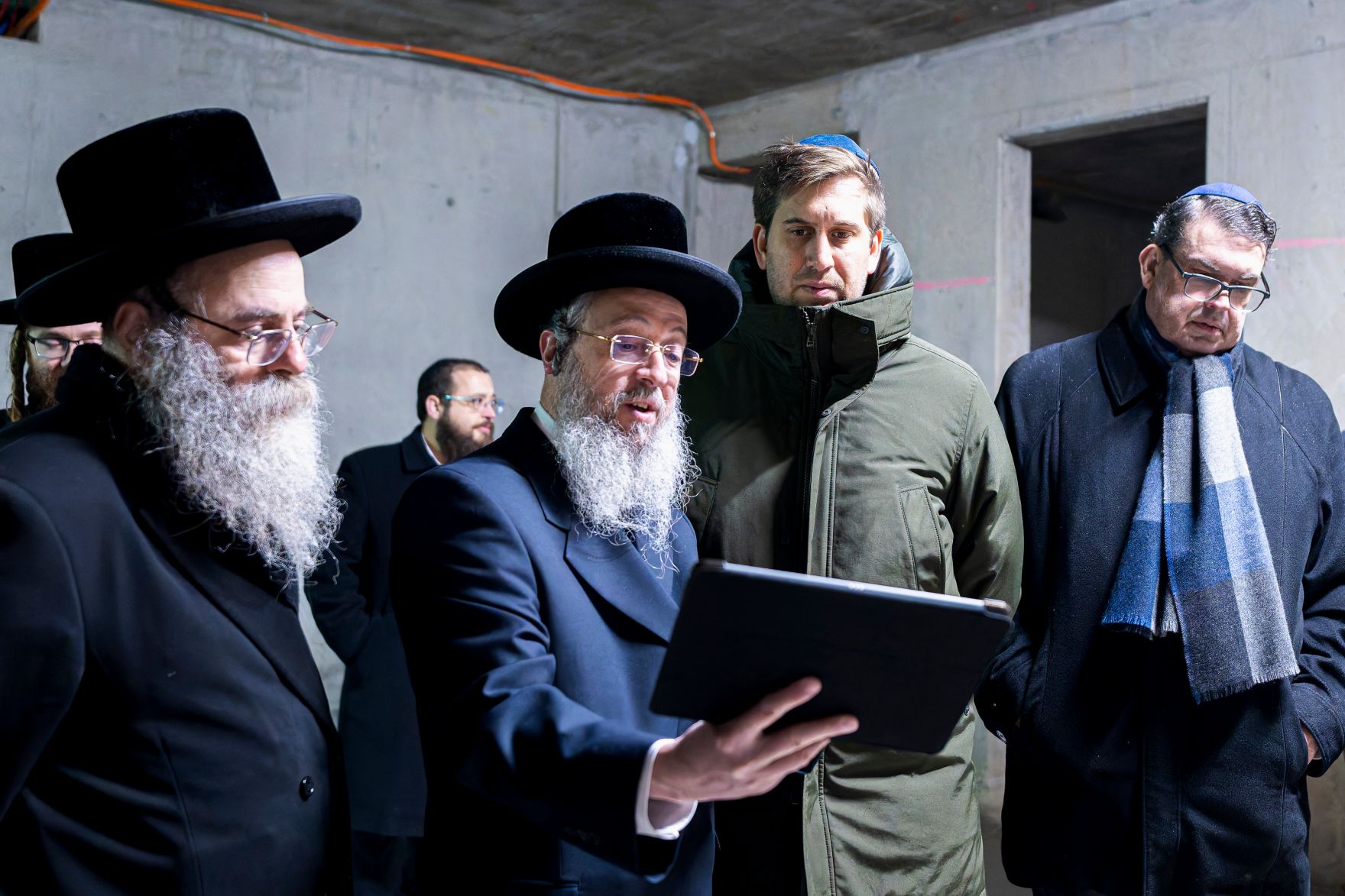 Am 2. Dezember 2025 besuchte Staatssekret&auml;r Alexander Pr&ouml;ll (m.r.) die Wiener Schiffschul Synagoge.