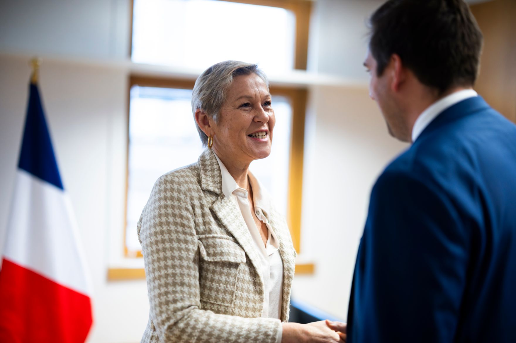 Am 5. Dezember 2025 reiste Staatssekret&auml;r Alexander Pr&ouml;ll (r.) nach Br&uuml;ssel und nahm am Rat f&uuml;r &bdquo;Verkehr, Telekommunikation und Energie&ldquo; der Europ&auml;ischen Union teil. Im Bild beim Bilateralen Gespr&auml;ch mit der Landwirtschaftsministerin von Frankreich Annie Genevard (l.).
