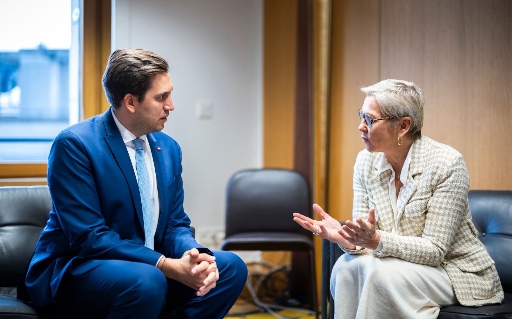 Am 5. Dezember 2025 reiste Staatssekret&auml;r Alexander Pr&ouml;ll (l.) nach Br&uuml;ssel und nahm am Rat f&uuml;r &bdquo;Verkehr, Telekommunikation und Energie&ldquo; der Europ&auml;ischen Union teil. Im Bild beim Bilateralen Gespr&auml;ch mit der Landwirtschaftsministerin von Frankreich Annie Genevard (r.).