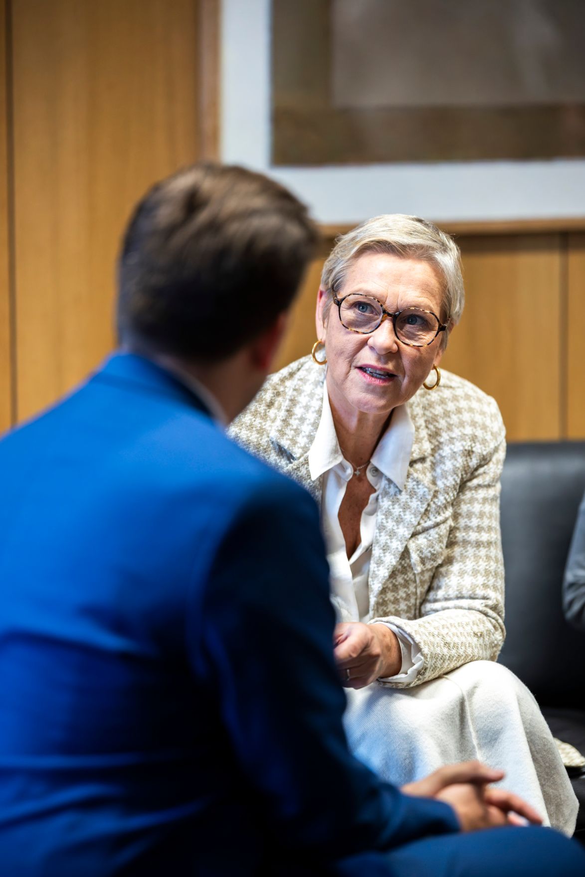 Am 5. Dezember 2025 reiste Staatssekret&auml;r Alexander Pr&ouml;ll (l.) nach Br&uuml;ssel und nahm am Rat f&uuml;r &bdquo;Verkehr, Telekommunikation und Energie&ldquo; der Europ&auml;ischen Union teil. Im Bild beim Bilateralen Gespr&auml;ch mit der Landwirtschaftsministerin von Frankreich Annie Genevard (r.).