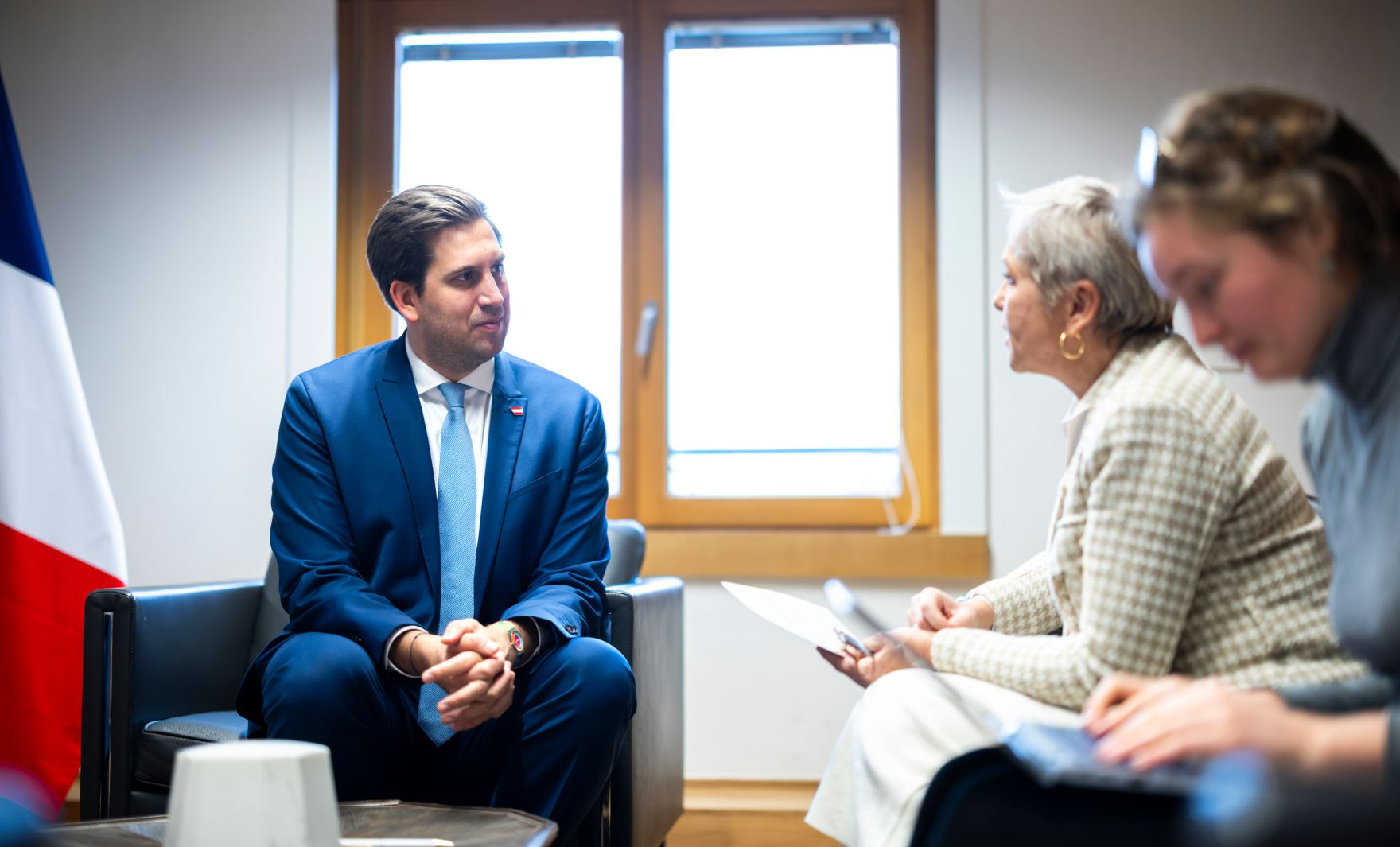 Am 5. Dezember 2025 reiste Staatssekret&auml;r Alexander Pr&ouml;ll (l.) nach Br&uuml;ssel und nahm am Rat f&uuml;r &bdquo;Verkehr, Telekommunikation und Energie&ldquo; der Europ&auml;ischen Union teil. Im Bild beim Bilateralen Gespr&auml;ch mit der Landwirtschaftsministerin von Frankreich Annie Genevard (2.v.r.).