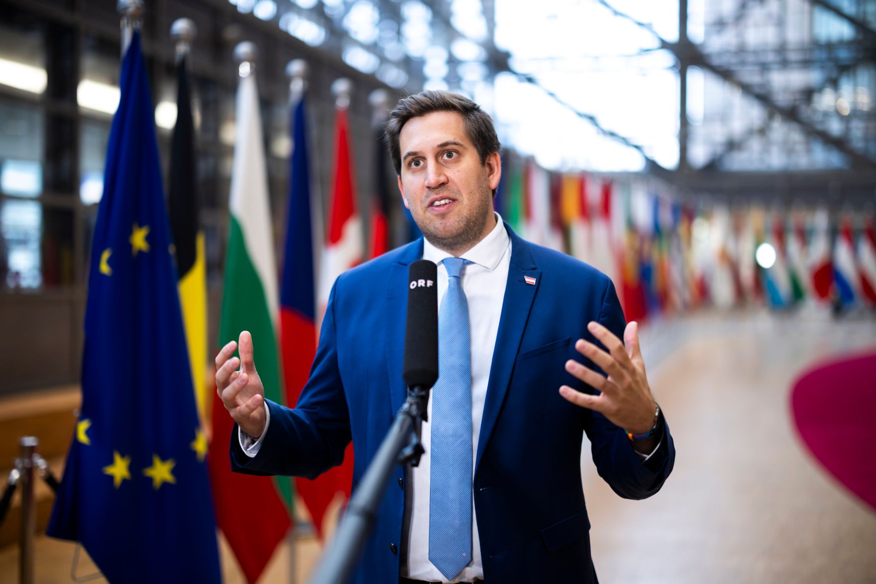 Am 5. Dezember 2025 reiste Staatssekret&auml;r Alexander Pr&ouml;ll (im Bild) nach Br&uuml;ssel und nahm am Rat f&uuml;r &bdquo;Verkehr, Telekommunikation und Energie&ldquo; der Europ&auml;ischen Union teil. Im Bild beim Doorstep.