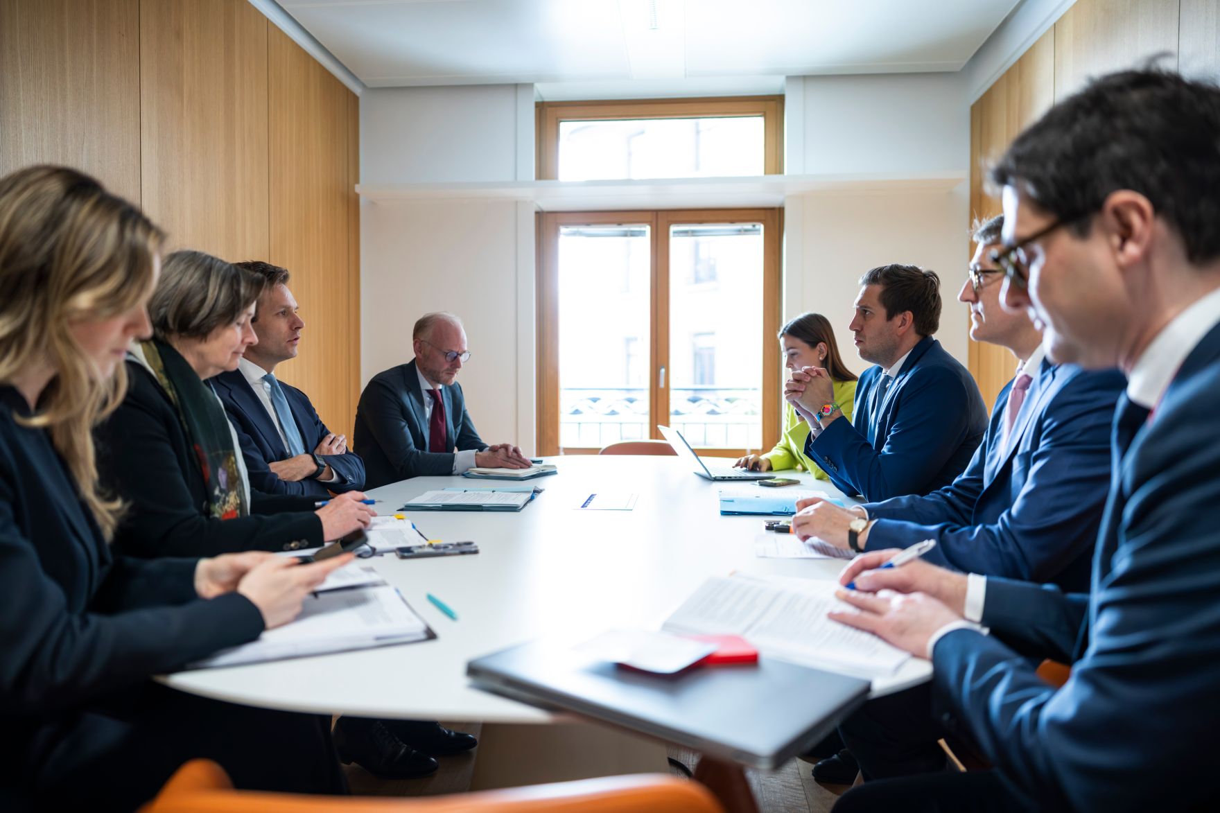 Am 5. Dezember 2025 reiste Staatssekret&auml;r Alexander Pr&ouml;ll (3.v.r.) nach Br&uuml;ssel und nahm am Rat f&uuml;r &bdquo;Verkehr, Telekommunikation und Energie&ldquo; der Europ&auml;ischen Union teil. Im Bild beim Bilateralen Gespr&auml;ch mit dem Wirtschaftsminister der Niederlande Vincent Karremans (3.v.l.).