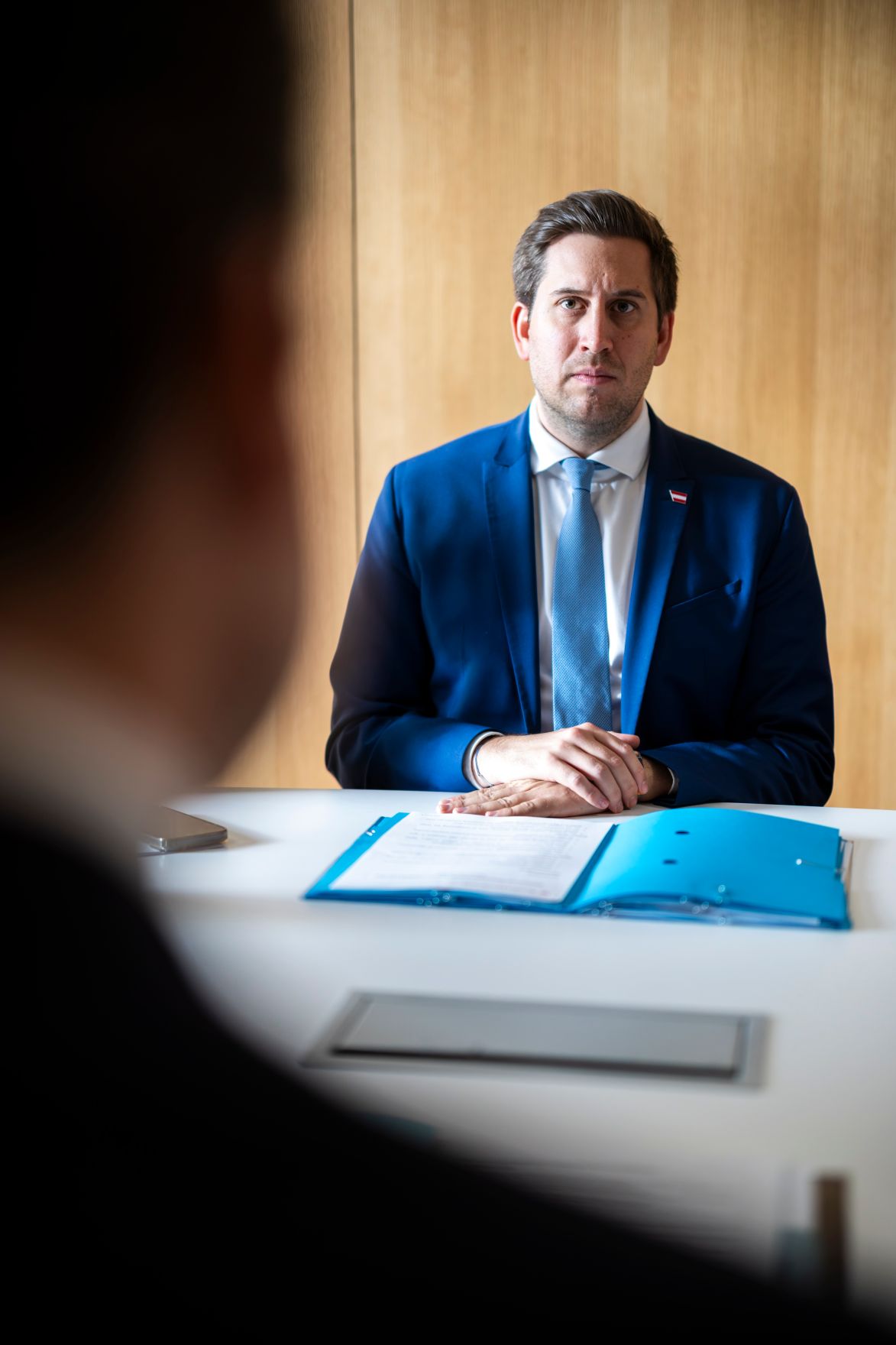 Am 5. Dezember 2025 reiste Staatssekret&auml;r Alexander Pr&ouml;ll (im Bild) nach Br&uuml;ssel und nahm am Rat f&uuml;r &bdquo;Verkehr, Telekommunikation und Energie&ldquo; der Europ&auml;ischen Union teil. Im Bild beim Bilateralen Gespr&auml;ch mit dem Wirtschaftsminister der Niederlande Vincent Karremans.